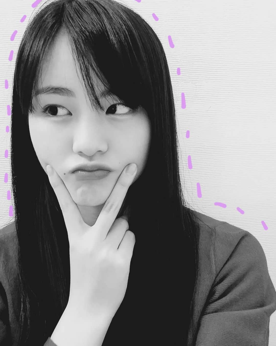 丸本凛のインスタグラム：「✌️ #モノクロ#ぴーす」