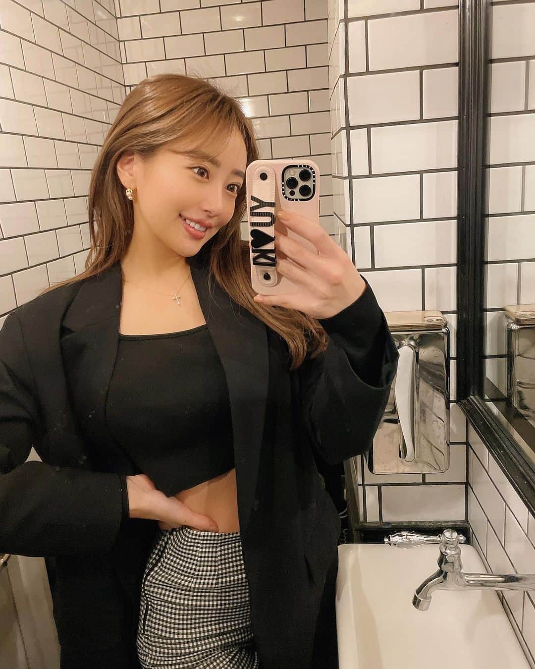 のインスタグラム：「New iPhone case📱🤍 名前やイニシャルなど好きな文字をカスタム できるしチャームは2種類のカラーから選べるよ☺️☝️  なめらがで高級感のあるベブルドレザーを 使用していてハンドベルトはスタンドとしても 使用可能だからすごく便利🥺🥺  @casetify_jp   "15YUKIKO" を入力すると15％オフでGETできます🤍  iPhone 13シリーズにも適用されるよ❤︎  みんなでお揃いにしよ😍  #casetify #showyourcolors」