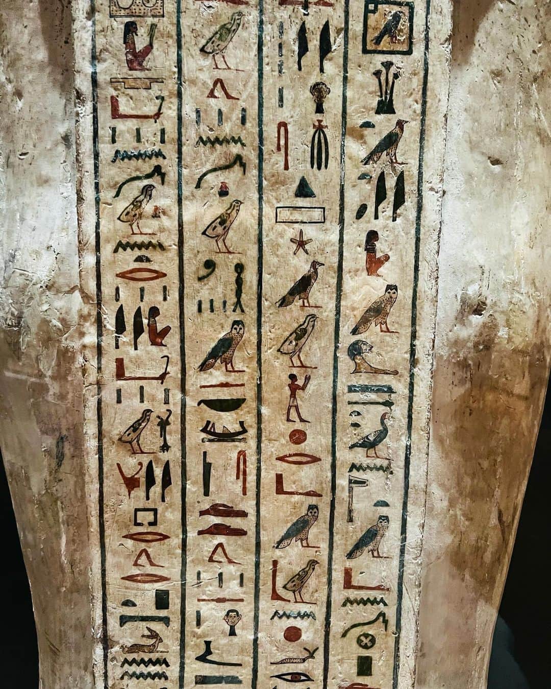 八木早希さんのインスタグラム写真 - (八木早希Instagram)「兵庫県立美術館で開催中「古代エジプト展」 1700年前に途絶えた3000年の文明に出会えます🦅  現代とは比較にならない程寿命が短かった時代、人々は来世でも生きる希望を持ち、魂が帰って来られる「体」を必要としました。それがミイラです。棺には、今世生きた証と来世への願いがびっしり。この鮮やかな色に出会えるだけでも感動します！ 絵のように見える古代文字・ヒエログリフ。漢字も元々鳥や魚の絵だったと思えば親近感が湧きます🦜  遠い時代、遠い国の人の「人間らしさ」に共感しながら、現代の私達よりも智慧を持ってたのかもしれないと想像する面も🦉  古代エジプトの3000年が、とってもわかりやすく凝縮されています！高校生以下無料＾＾ 2月27日まで🌞  #ライデン国立古代博物館#古代エジプト展#ヒエログリフ#ミイラ#兵庫県立美術館#学芸員#leiden#mummy#egypt#fmcocolo#八木早希」1月16日 13時46分 - sakiyagi