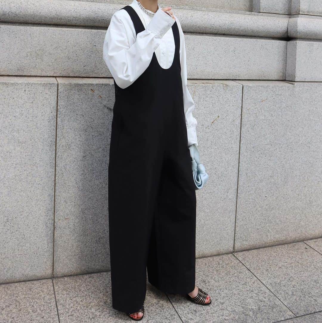 正中雅子のインスタグラム：「all-in-one🖤  シックな印象にも着れるオールインワン☺︎  大胆に前後をUネックにし、他はシンプルに仕上げました！  程よくワイドシルエットで、シャツとは勿論タンクやTシャツ合わせも🙆‍♀️ オールシーズン着れる素材でややハリのあるしっかりした素材を使用しています。  これは、潔くBLACKの1色のみ😌  しかも、抜け感もあるわりに美シルエット🤤  色んなインナー合わせて着たいやつ♡  #MACHATT #masaco服」