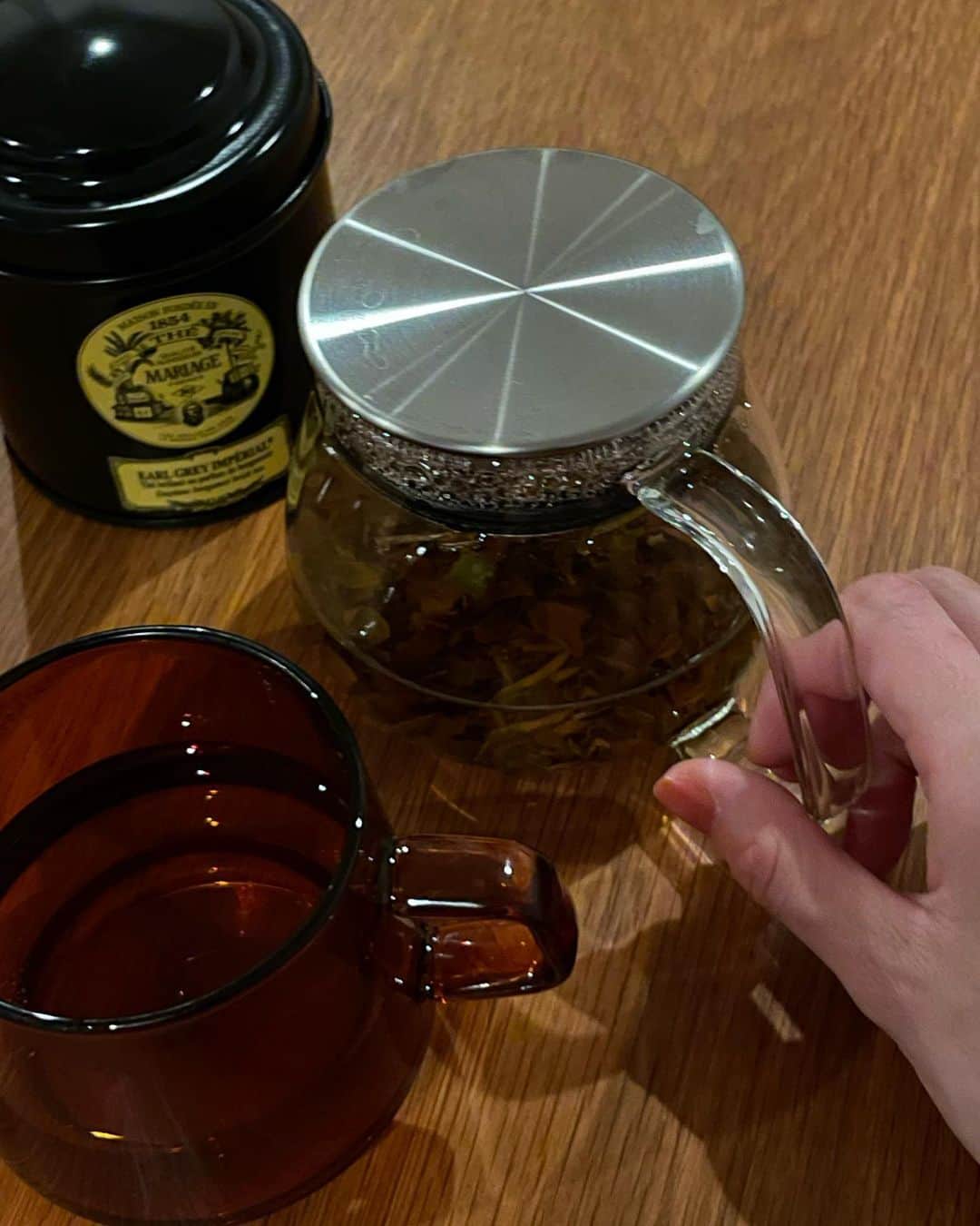 松本恵奈さんのインスタグラム写真 - (松本恵奈Instagram)「夜のこの時間、大好き⚪️ ホッとする。  最近、飲んでるのはマリアージュフレールの紅茶だよ◎ どの種類も香りが良くて昔から大好きです。  #mariagefreres #紅茶 #アールグレイインペリアル #enahhouse #enacook」1月16日 23時22分 - ena1123