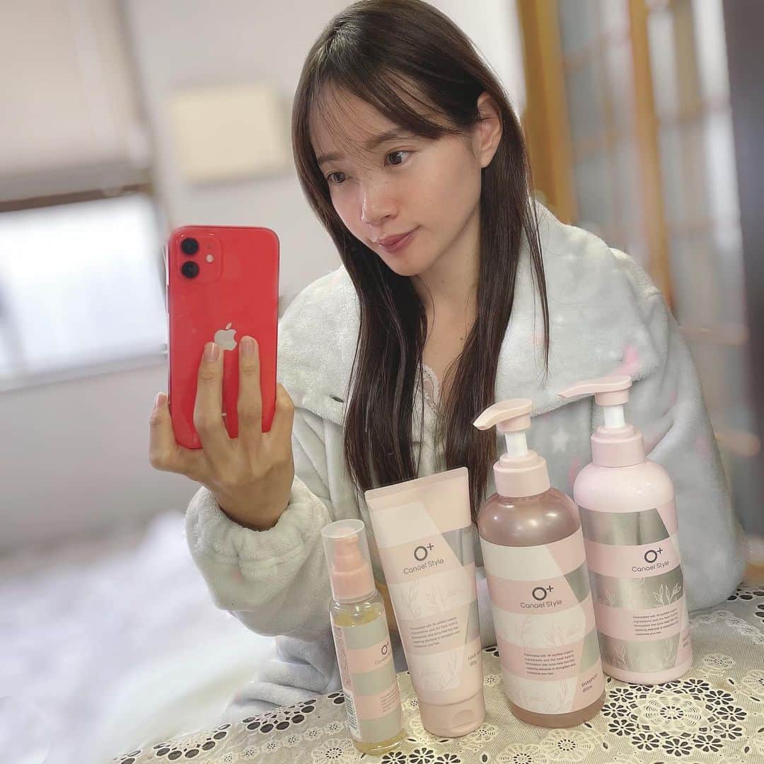 古田ちさこのインスタグラム：「✳︎ 帰省にまるごと持っていっていたヘアケア🤍 シャンプー、トリートメント、ヘアマスク、ヘアオイル全部、 @canaelstyle (カナエル スタイル)🦩💗  私はロングヘアでドライヤー必須だし外出する日はほぼ毎日髪を巻くので熱ダメージに対応しているヘアケアを使いたくて…  ヒートハイブリッド処方なので頭皮や髪のうるおいを保ってくれうるサラ髪に☺️･:*+  ヘアマスクは週2のスペシャルケア用でこちらがまたうるサラ度爆上げで手放せません。  モイストリペアヘアオイルはツヤを出してくれるのにサラサラ感もキープなの✨(動画みてね✔️)  ということで1週間の帰省でしたが大所帯で連れ帰りました。🧳💝  マットなベビーピンクのパッケージがとにかくどストライクで眺めてるだけで幸せ…🥰🧴🎀  #ヘアケア #カナエルスタイル #canaelstyle #pr #ダメージケア #ヘアケア #つや髪 #美髪」