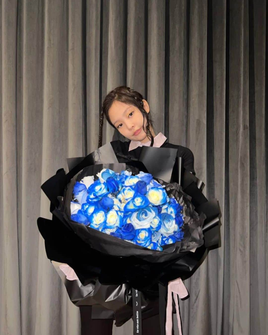 ジェニーさんのインスタグラム写真 - (ジェニーInstagram)「2022.01.16 🎂🤍 Thank you so much for all the sweet wishes! I love you 💙 <annual blue roses from my mum>」1月16日 23時58分 - jennierubyjane