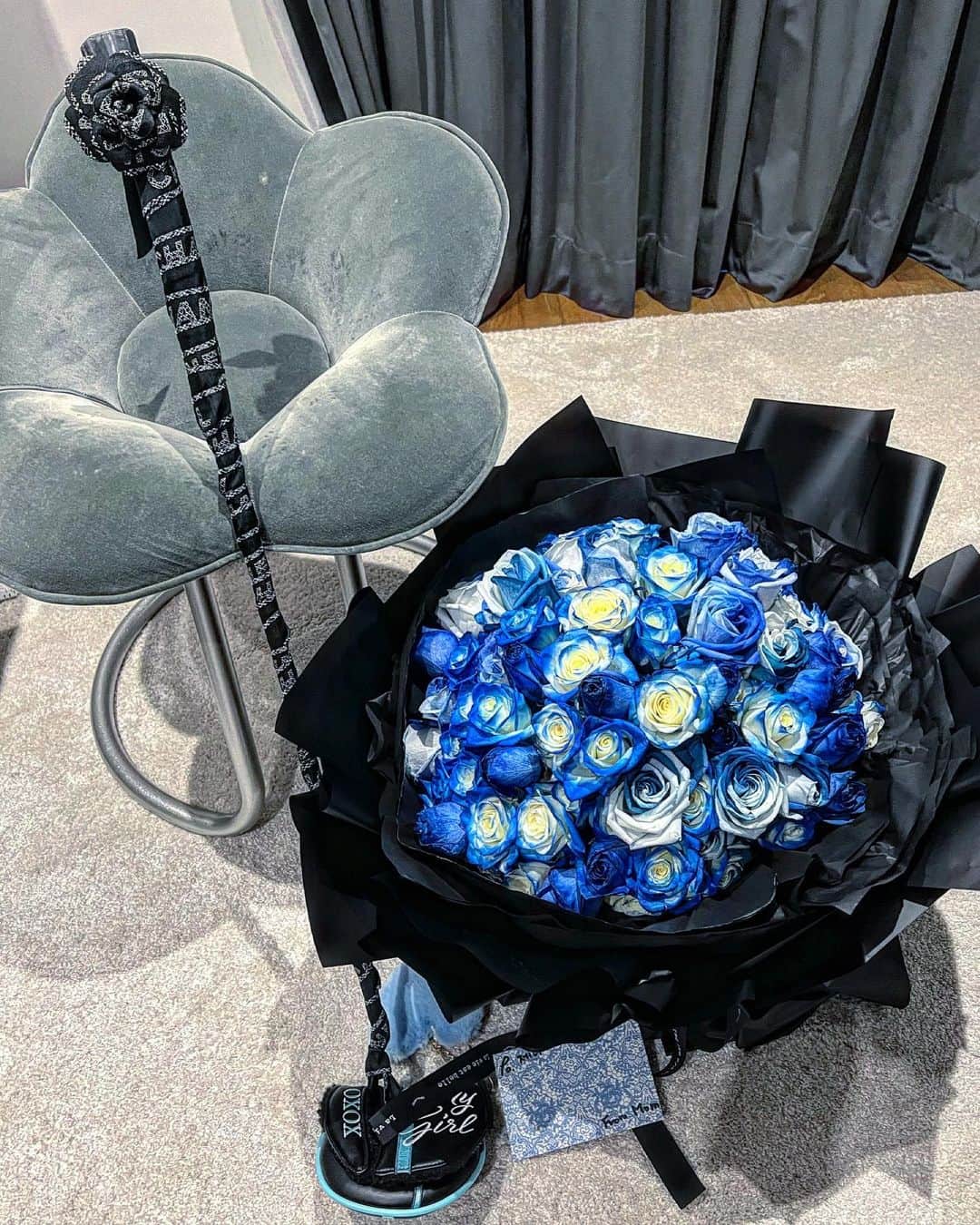 ジェニーさんのインスタグラム写真 - (ジェニーInstagram)「2022.01.16 🎂🤍 Thank you so much for all the sweet wishes! I love you 💙 <annual blue roses from my mum>」1月16日 23時58分 - jennierubyjane