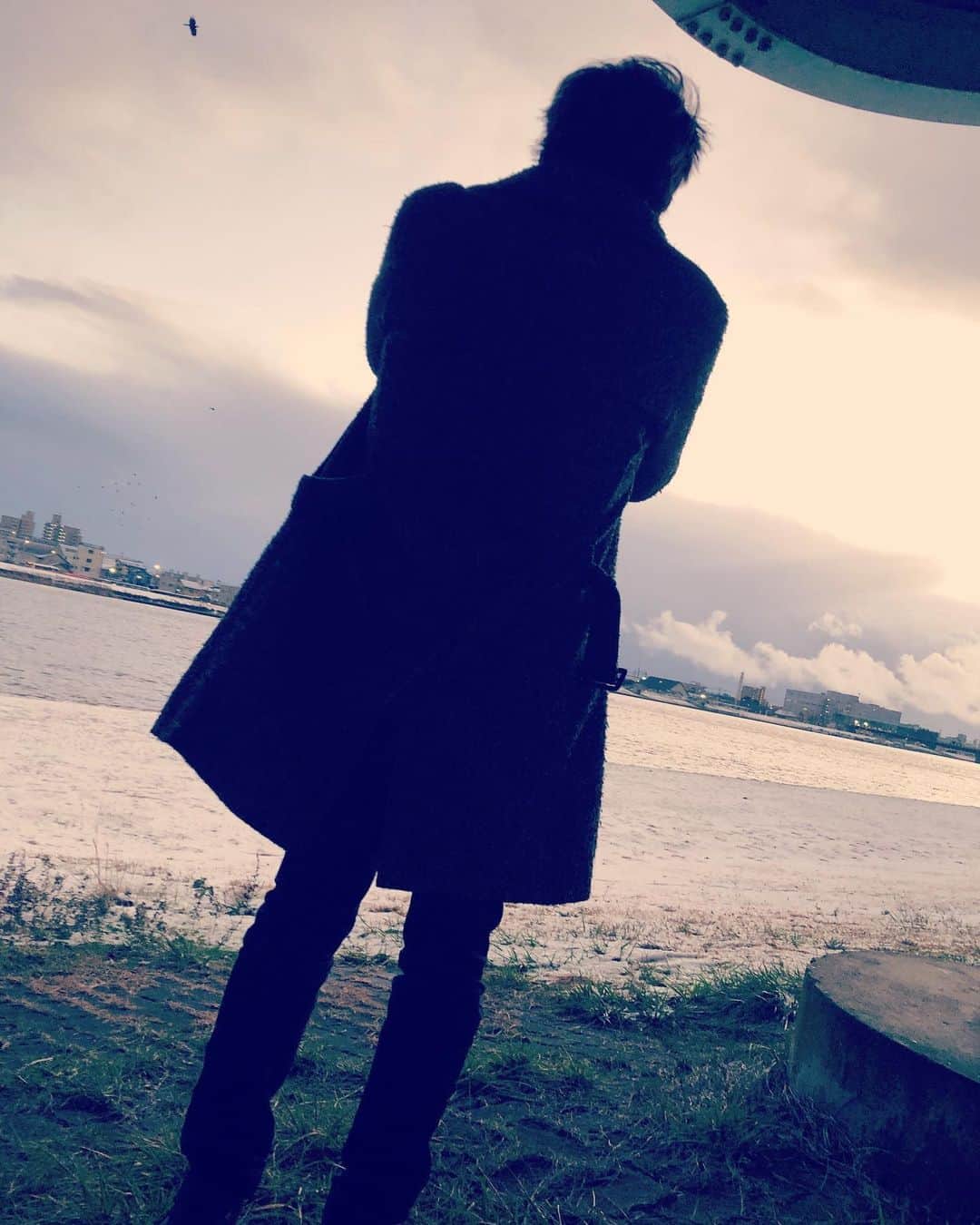 浪川大輔のインスタグラム：「年末に新潟の学校のイベントに参加させてもらった時 新潟は初雪だったそうな  近くに信濃川があった  けんゆーさんとお散歩　 すげー、ってはしゃぎ子供のように写真を撮っている 事務所も長年経営し、役者としても一線  その背中を見ながら、すげーって思ってた  #まだまだ頑張んなきゃな #信濃川ってなんか悲哀感じる #時間帯かな #東京新潟間の新幹線 #景色が突然変異」