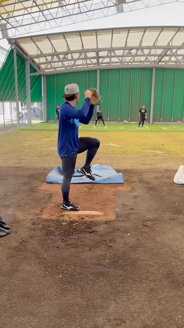 小野郁のインスタグラム：「今年初のブルペン。 最初にしてはいい方だと思ってます。 今年もキャリアハイ目指して頑張ります！」