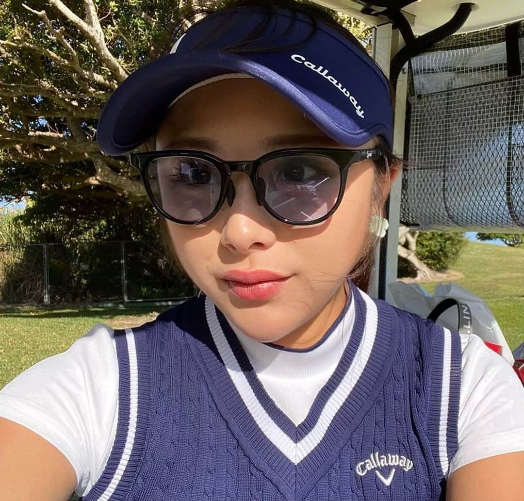 野田すみれさんのインスタグラム写真 - (野田すみれInstagram)「. ⛳️⛳️⛳️⛳️ Eyevol🕶は優れてますね😊😊 かけながら スイングできる サングラスは なかなか ないよね〜⛳️ くらくらしないし 最高です！  最近はパターを集中的に練習中〜 練習はパターしかない👍🏌️‍♀️ 日々努力🏌️‍♀️🏌️‍♀️ . #eyevol#アイボル#サングラス#ゴルフ#スイング#野田すみれ#2022」1月16日 16時48分 - sumire0208