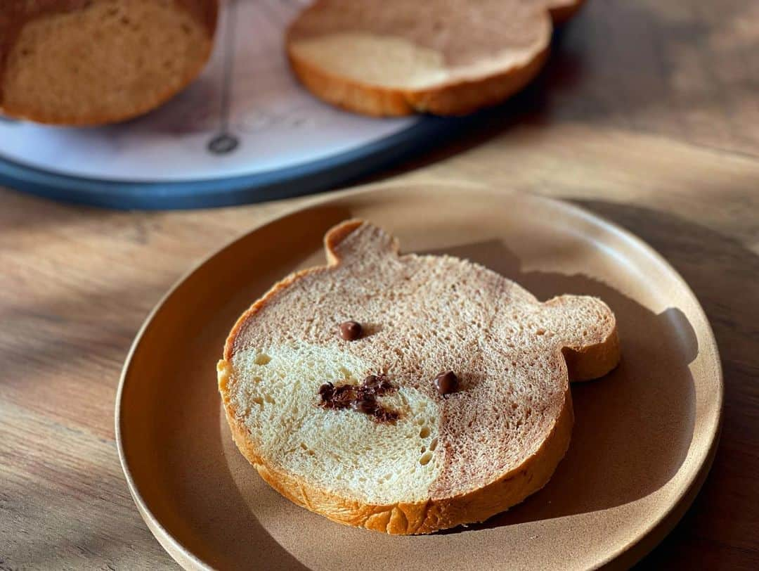 中村明花さんのインスタグラム写真 - (中村明花Instagram)「. 娘とパン作り🍞 . お義母さんとお義母さんのお姉さんが遊びに来てくれるので、娘が『プレゼントしたいー』という事で、 タイで購入した熊さん型を使って焼いてみたよ🐻かわいい…。 . 今回はずっしりもっちりで私好みの食感に。 ふわふわもっちりも好きだから色々分量や材料を変えて試してみよう！！ . . #パンが焼ける香りが好き」1月16日 16時56分 - sayaka_nakamura3