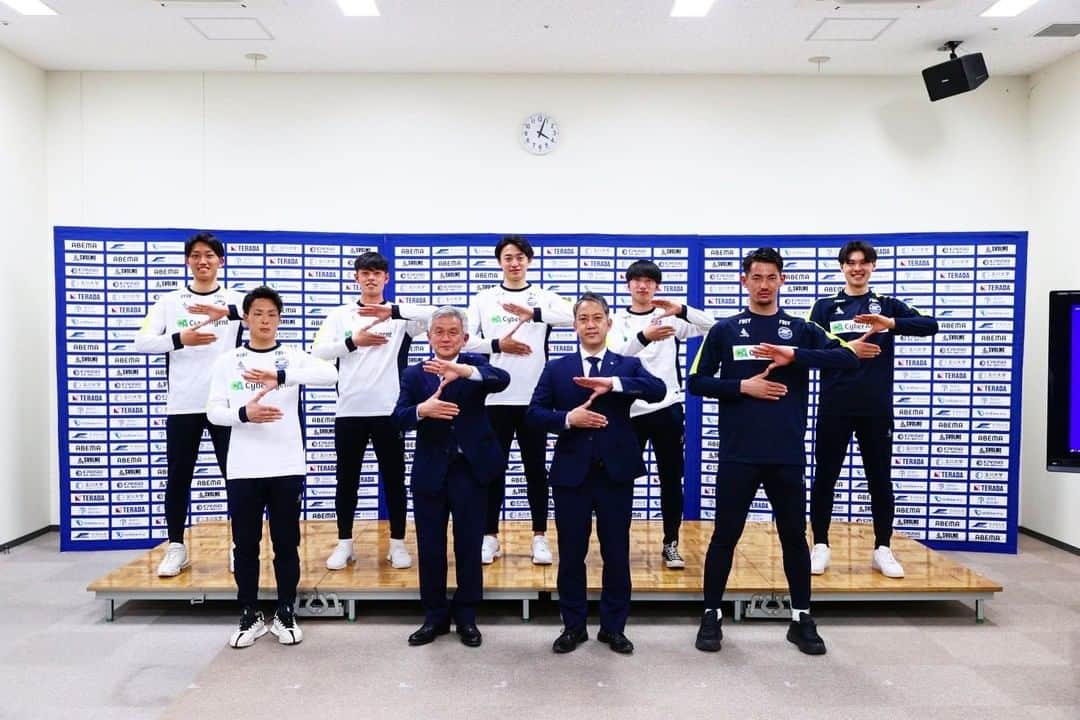のインスタグラム：「. . FC町田ゼルビアの皆さん！！ 新加入会見をご覧頂きありがとうございました。  会見を終えてより一層身が引き締まりました！  1試合でも多くゼルビアの勝利に貢献出来る様に頑張ります！ j1昇格しましょう💪  #FCMACHIDA ZELVIA #NO.24 #2022season #初新加入会見 #初ゼルビアポーズ #初ゼルビー帽子」
