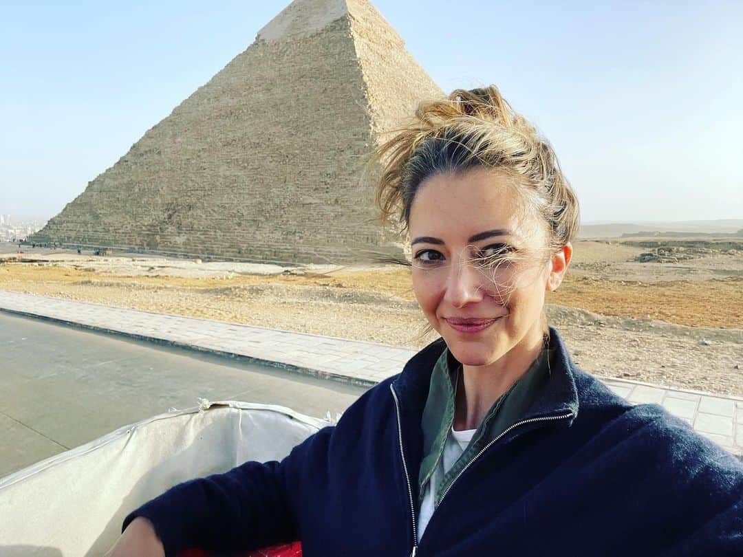 のインスタグラム：「How wild that we can sequence the human genome, build skyscrapers, and travel to the moon, but there’s still no consensus on how the pyramids were once built? One of the many alluring mysteries that may forever captivate our imagination.   Thank you @wyfegypt for launching me into 2022 with a visit to the cradle of civilization - a place that has greatly contributed to our understanding and appreciation of math, science and art. From the pyramids to your sunny shores, I’m grateful to have had this experience while participating in the conversations of the #worldyouthforum.   Now, it’s time to go home — to my new home.   #egypt #cairo #greatpyramids #pyramidsofegypt #sharmelsheik #togetheragain #fourseasonssharmelsheikh」