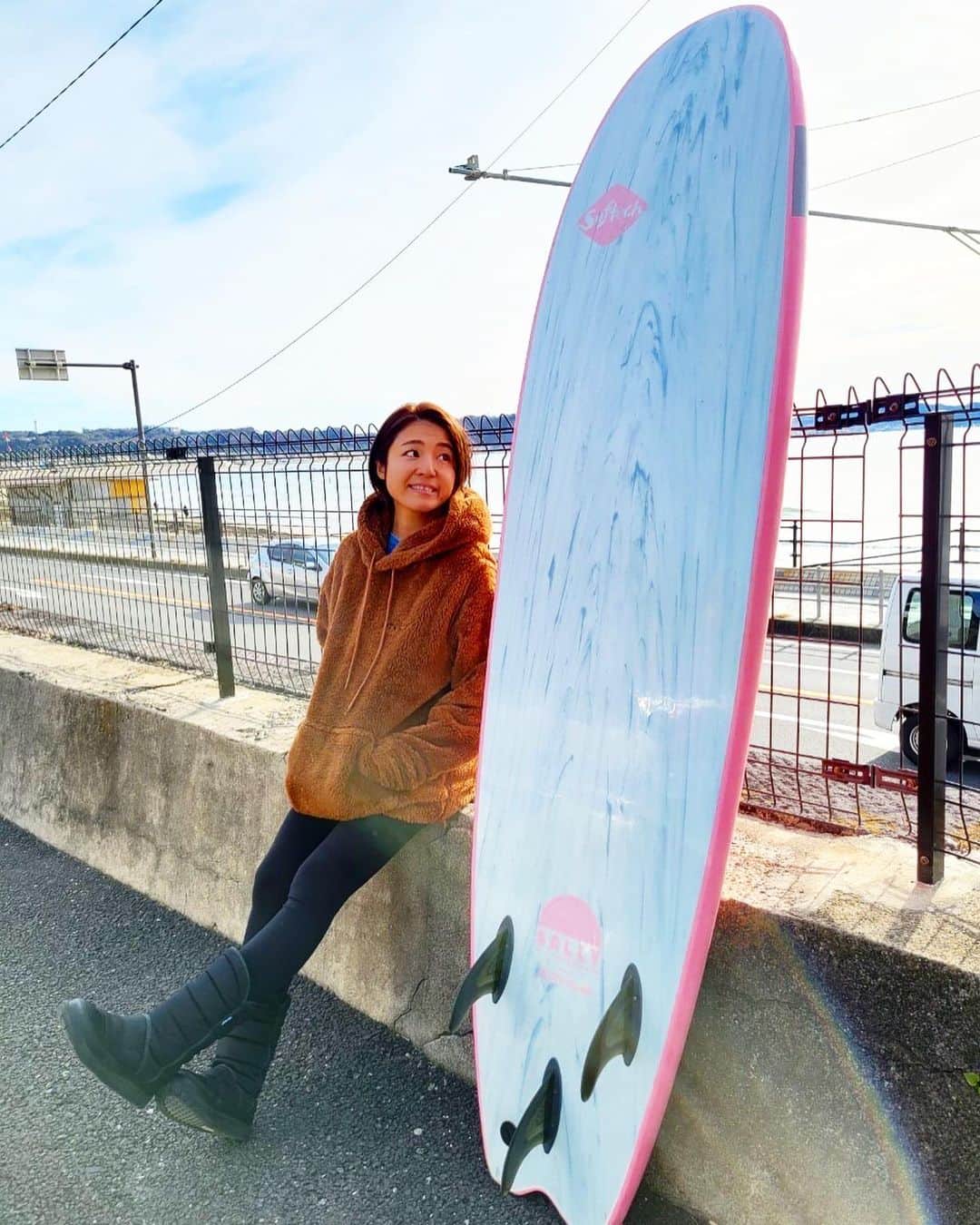 なーみのインスタグラム：「🏄‍♀️ 5回目の波乗りレッスンは 7'0ftのおピンクかわいいSoftech♡  これはもう眺めてるだけで はっぴーずきゅんなカラーだよぉ💘  前回の8'0ftボーイより動かしやすいかなぁ？ なんて感じたけど…  ろくに立てなかったやーい(๑´ㅂ`๑)  まだ自分でテイクオフもできなかったやーーい٩(๑´0`๑)۶  色々ごにょごにょ引っかかって てんぱるてんぱる😇 まだボードとも海とも仲良くなれてないみたい🙃  グローブにブーツにウェットに。 はよ脱ぎ捨てたいぜ🌞  #なみのりなーみ #全然出来ないのにわたし楽しい  #サーフィン#サーフィン女子#波乗り#海#ソフトボード#ソフテック #surf#surfing#surfgirl#longboard#sea#softech」
