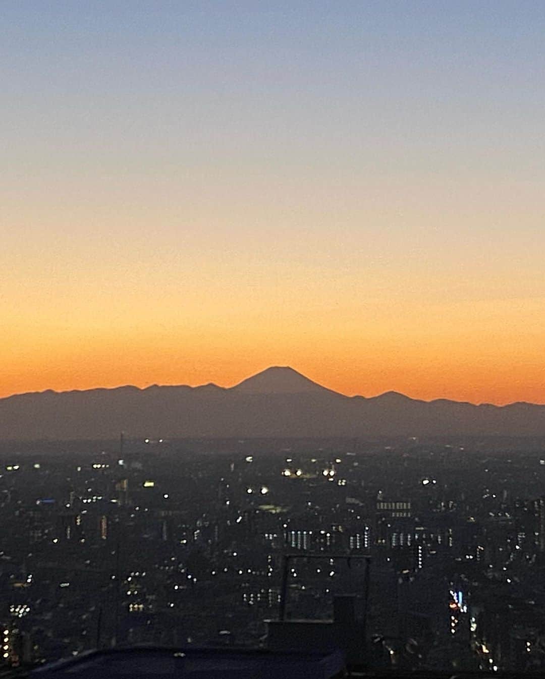 鈴木保奈美さんのインスタグラム写真 - (鈴木保奈美Instagram)「高層ビルの34階でドラマの撮影。このオフィスの社員さん、毎日この景色を見られるのね。」1月16日 17時53分 - honamisuzukiofficial