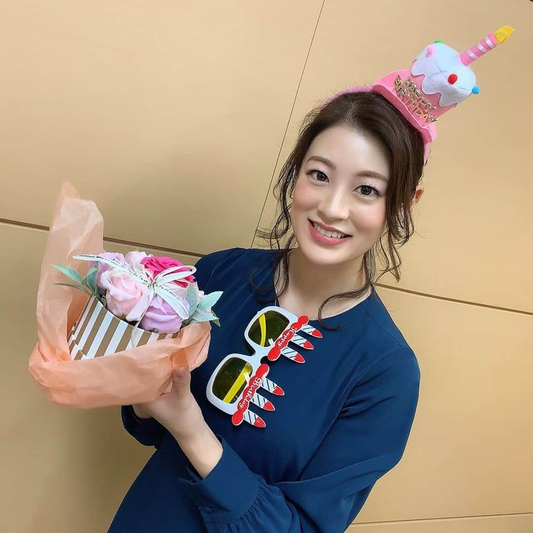 小宮山瑞季さんのインスタグラム写真 - (小宮山瑞季Instagram)「きょうで30歳になりました🥰‼️ 小さい頃は、30歳！と聞くと、 立派な大人！というイメージでしたが 果たしてちゃんと成長出来ているのか･･･ 自分ではまだ実感がないです🥺  前々から30歳になることが 何故かすごく楽しみだったので、 30代のスタートにウキウキしています🥰 20代はがむしゃらに仕事して あっという間に過ぎ去ってしまったので、 30代は自分の生きたいように、 自分のペースで過ごせたらいいな～と 勝手に思っています🤣(笑)  本当はパーティーひらきたかったけど コロナが心配だからと 会社の同僚が、社内で 誕生日セレモニーをひらいてくれました❣️ お花やお菓子を頂いて、 記念撮影してあっという間に解散でしたが 何よりも嬉しかったです😭💘 コロナが収まったら、 お礼にご飯会したいな～🙆‍♀️！  メッセージをくださったみなさん、 たくさんありがとうございます☺️💓  ということで、30歳の私もかわらずに 頑張っていきます💪🔥 応援よろしくお願い致します😄🙏❤️   #30歳  #30歳の誕生日  #30歳になりました  #誕生日  #birthday  #お母さん  #産んでくれてありがとう  #育ててくれてありがとう  #長野放送  #素敵な仲間  #花  #お菓子  #ありがとう  #一生の思い出  #先輩  #後輩  #大好きすぎる  #花は家に飾りました  #お祝いしてくれたみなさん  #ありがとう  #アナウンサー  #小宮山瑞季」1月16日 18時07分 - komiyama_mizuki