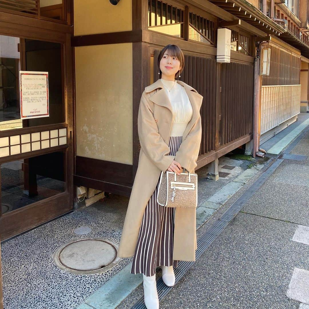 小林由依さんのインスタグラム写真 - (小林由依Instagram)「* ワンピースコーデ👗 ⁡ コートはいつも着てるお気に入りのやつ☺︎ ⁡ ⁡ ショートヘアにしてから 長めのイヤリングよくつけるようになったかも💐 ⁡ ⁡ 今日もお疲れさまでした🌜 ⁡」1月16日 18時12分 - yui.minny.now