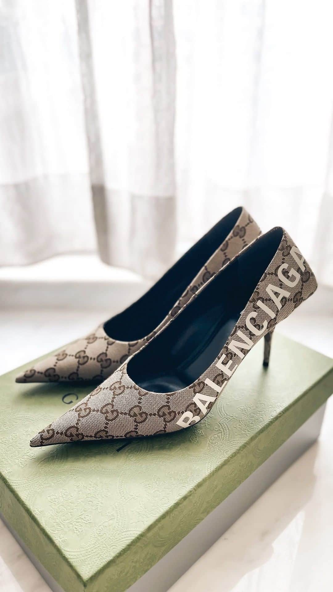 のインスタグラム：「My 2nd collected item from @gucci #thehackerproject, crossover @balenciaga #knifepumps. 💚💚💚 #alessandromichele #gucci #guccixbalenciaga #rougeclosetunboxing」