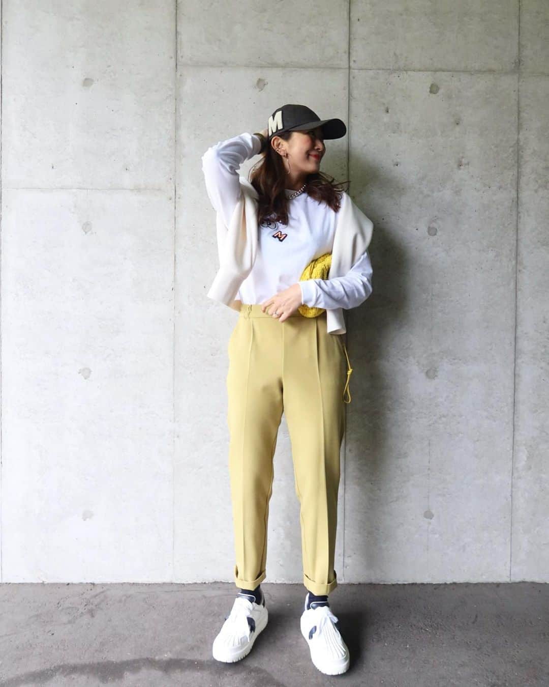 Mai Wakimizuのインスタグラム：「ワッペンロンTと同時発売なのがユニセックスで使えるイニシャルキャップ。スポーティなbigイニシャルがポイント♡(3枚目)こちらもお好きなイニシャルをカスタム出来ます＼(^o^)／カラーは私が被ってるチャコールグレーとベージュの2色。どちらも大人っぽくて春のスタイリングに合わせやすいカラー♡そして、先日もご紹介したカラーパンツ。今日はロールアップでアレンジ！とにかく美脚に見せてくれるシルエットで色違いで揃えたいやつ♡ cap&tops:linkable @linkable_official(今週20日〜予約販売開始予定) pants:#linkable @linkable_official(今週20日発売予定)」