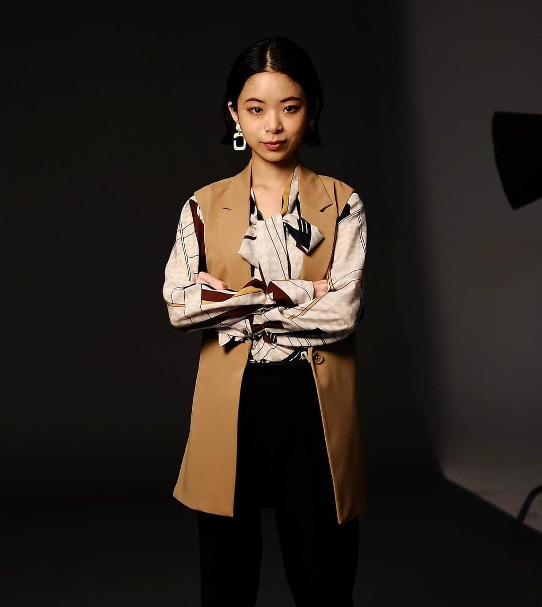 のインスタグラム：「⁡ ⁡ マネージャーいまっさんです。 ⁡ 今夜1月16日（日）9時から TBS日曜劇場「DCU」 ついに放送スタートです。 ⁡ 初回は25分拡大スペシャルです。 ⁡ ぜひに。 ⁡ ビジュアル撮影時、 いまっさんカメラ用にポーズをとってくれた趣里です📸 ⁡ ⁡ #DCUjapan #TBS #日曜劇場 #マネージャーいまっさん」