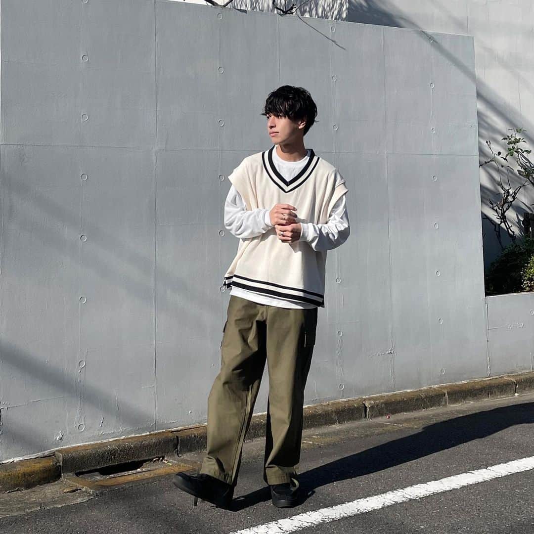 吹春友介のインスタグラム：「⠀ 【しまむらコラボ】  今回しまむらさんとメンズ初のコラボアイテムを販売させてもらうことになりました🎊  メンズもレディースも使えるような アイテムになってるので是非チェックしてみてください👏👏  『コラボ概要』 発売日：1/19 1/19(水)にしまむら全店とオンラインストアでしまむらさん(@grshimamura)とのコラボ商品が発売されます🎊 オンラインストアは1/19(水)のAM9:00からの発売です👍  今回のコラボ商品をコーデに取り入れて「#吹春コーデしまむら」を付けて投稿すると、Instagramのストーリーに掲載されるかも⁉️   【注意事項】 ・1/19～2/9までに投稿されたものが対象です。 ・非公開アカウントでは参加できません。 ・投稿画像は全身が写るように撮影してください。 ・顔出しの有無は選考に影響ありません。 ・「#吹春コーデしまむら」の付いた投稿については当企画の応募とみなし、投稿画像が当企画にて使用される可能性があることをご了承ください。   ※応募条件を満たしている方の中から選考いたしますが、参考結果についてのお問い合わせにはお答え出来かねますのでご了承ください。  #しまむら #しまむらコラボ」