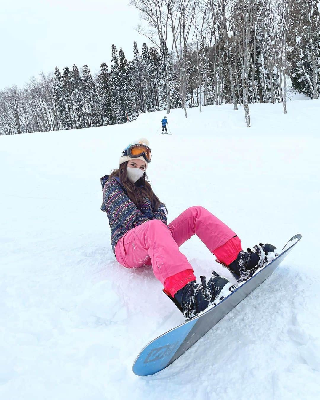 英里子のインスタグラム：「🏂❄️☃️  人生で4回目のスノボでやっとターンができるようになった 💪  今年あと一回は行きたいな🙏  #スノボ #ガーラ湯沢 #ガーラ湯沢スキー場 #gala湯沢」