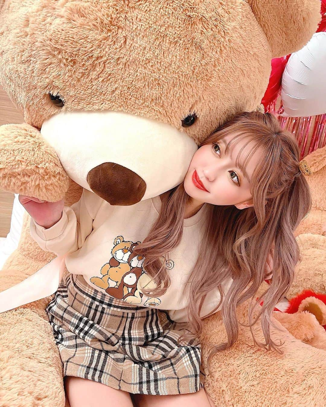 伊上あやさんのインスタグラム写真 - (伊上あやInstagram)「テディーベアルームに泊まってきたよ🐻 【 @mimaruhotels 】  可愛いクマたちに囲まれて幸せだった❤️ 🐻の服と🐻のヘアゴムちゃんと用意して行ってきたんだよw💕 見てほしいっ💗  #テディーベアホテル　#テディーベア #🐻 #クマホテル #新宿ホテル #mimaruhotels  #ホテル女子会 #ホテル」1月16日 19時01分 - o.aya_0613