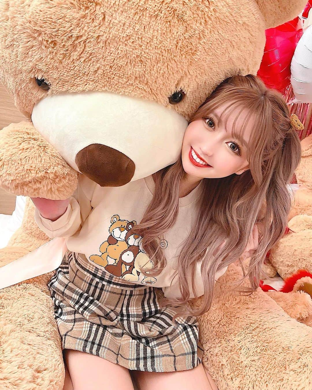 伊上あやさんのインスタグラム写真 - (伊上あやInstagram)「テディーベアルームに泊まってきたよ🐻 【 @mimaruhotels 】  可愛いクマたちに囲まれて幸せだった❤️ 🐻の服と🐻のヘアゴムちゃんと用意して行ってきたんだよw💕 見てほしいっ💗  #テディーベアホテル　#テディーベア #🐻 #クマホテル #新宿ホテル #mimaruhotels  #ホテル女子会 #ホテル」1月16日 19時01分 - o.aya_0613