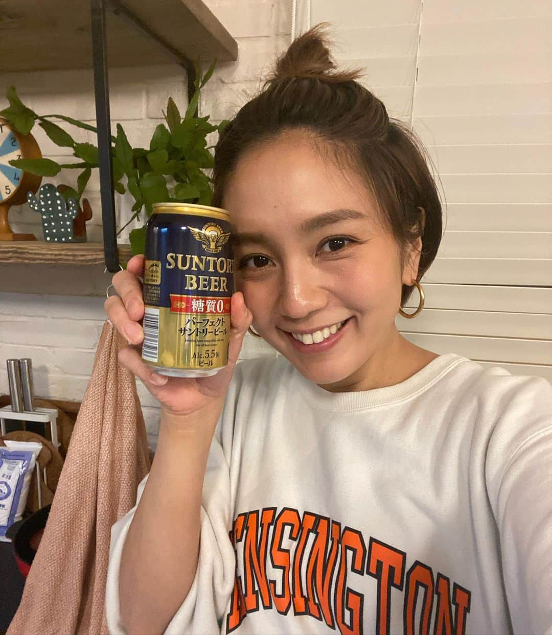 和田明日香さんのインスタグラム写真 - (和田明日香Instagram)「今週は土日までたっぷり働いた！乾杯🍺  TWINBIRDさんのアンバサダーだもんで、スチームオーブンレンジのみりょくを直接お伝えしてきました。イベントに立ち寄ってくれた府中と川崎の皆様、どうもありがとうございました❣️なかなか近い距離でのイベントだっていうのに鼻の頭にデキモンできて最悪でしたが、それ以外は最高に楽しかった‼️YouTubeにも料理や開発チームへのインタビューの動画がアップされてますので、スチームオーブンレンジってなによ ちょっと気になるじゃない、というそこのあなた、ぜひ見てみてください！  今日は味噌煮込みラーメンだよ。野菜とにんにくたっぷり🧄」1月16日 19時12分 - askawada