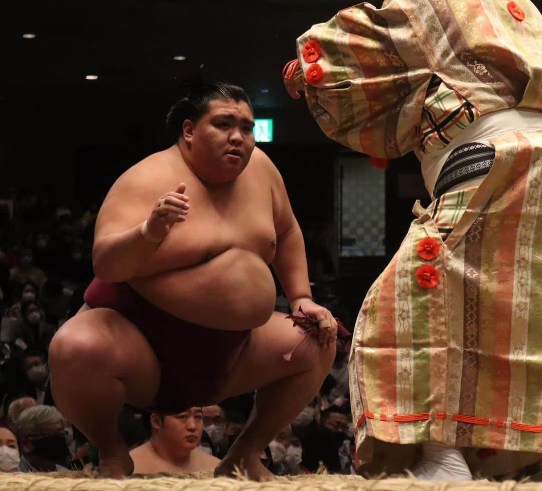 日本相撲協会さんのインスタグラム写真 - (日本相撲協会Instagram)「大相撲一月場所 八日目！ 全勝は御嶽海。 1敗で照ノ富士。  勝ち名乗り特集です。  @sumokyokai  #大相撲 #sumo #相撲 #力士 #お相撲さん #japanphoto #sumowrestlers #japanculture  #一月場所 #1月場所 #初場所 #東京 #両国 #照ノ富士 #御嶽海 #若隆景 #宇良　#正代　#霧馬山　#玉鷲　#千代丸　#琴恵光　#琴勝峰」1月16日 19時16分 - sumokyokai