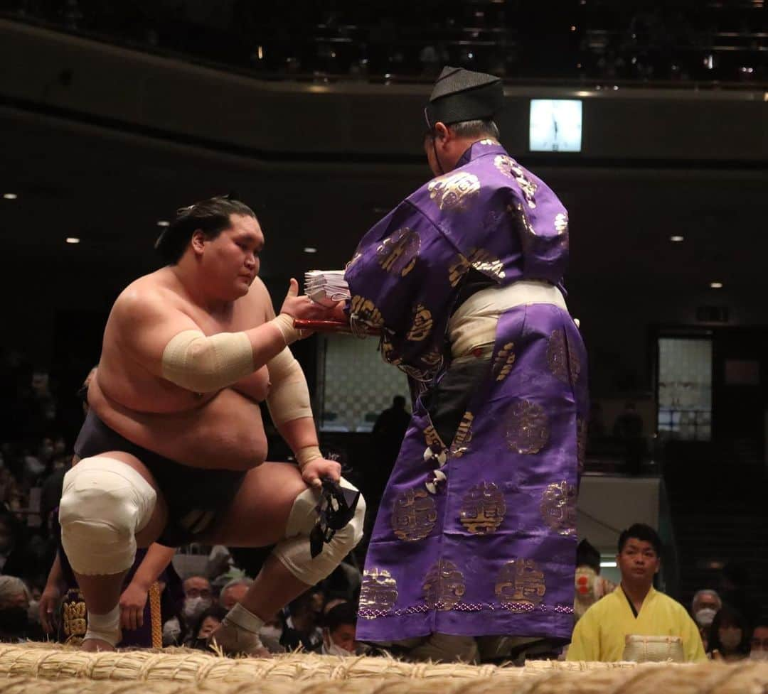 日本相撲協会さんのインスタグラム写真 - (日本相撲協会Instagram)「大相撲一月場所 八日目！ 全勝は御嶽海。 1敗で照ノ富士。  勝ち名乗り特集です。  @sumokyokai  #大相撲 #sumo #相撲 #力士 #お相撲さん #japanphoto #sumowrestlers #japanculture  #一月場所 #1月場所 #初場所 #東京 #両国 #照ノ富士 #御嶽海 #若隆景 #宇良　#正代　#霧馬山　#玉鷲　#千代丸　#琴恵光　#琴勝峰」1月16日 19時16分 - sumokyokai