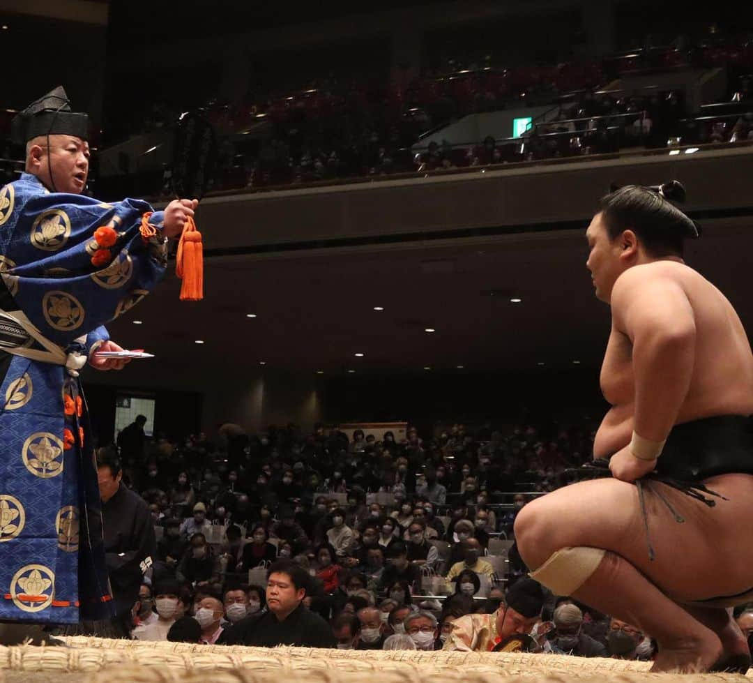 日本相撲協会さんのインスタグラム写真 - (日本相撲協会Instagram)「大相撲一月場所 八日目！ 全勝は御嶽海。 1敗で照ノ富士。  勝ち名乗り特集です。  @sumokyokai  #大相撲 #sumo #相撲 #力士 #お相撲さん #japanphoto #sumowrestlers #japanculture  #一月場所 #1月場所 #初場所 #東京 #両国 #照ノ富士 #御嶽海 #若隆景 #宇良　#正代　#霧馬山　#玉鷲　#千代丸　#琴恵光　#琴勝峰」1月16日 19時16分 - sumokyokai