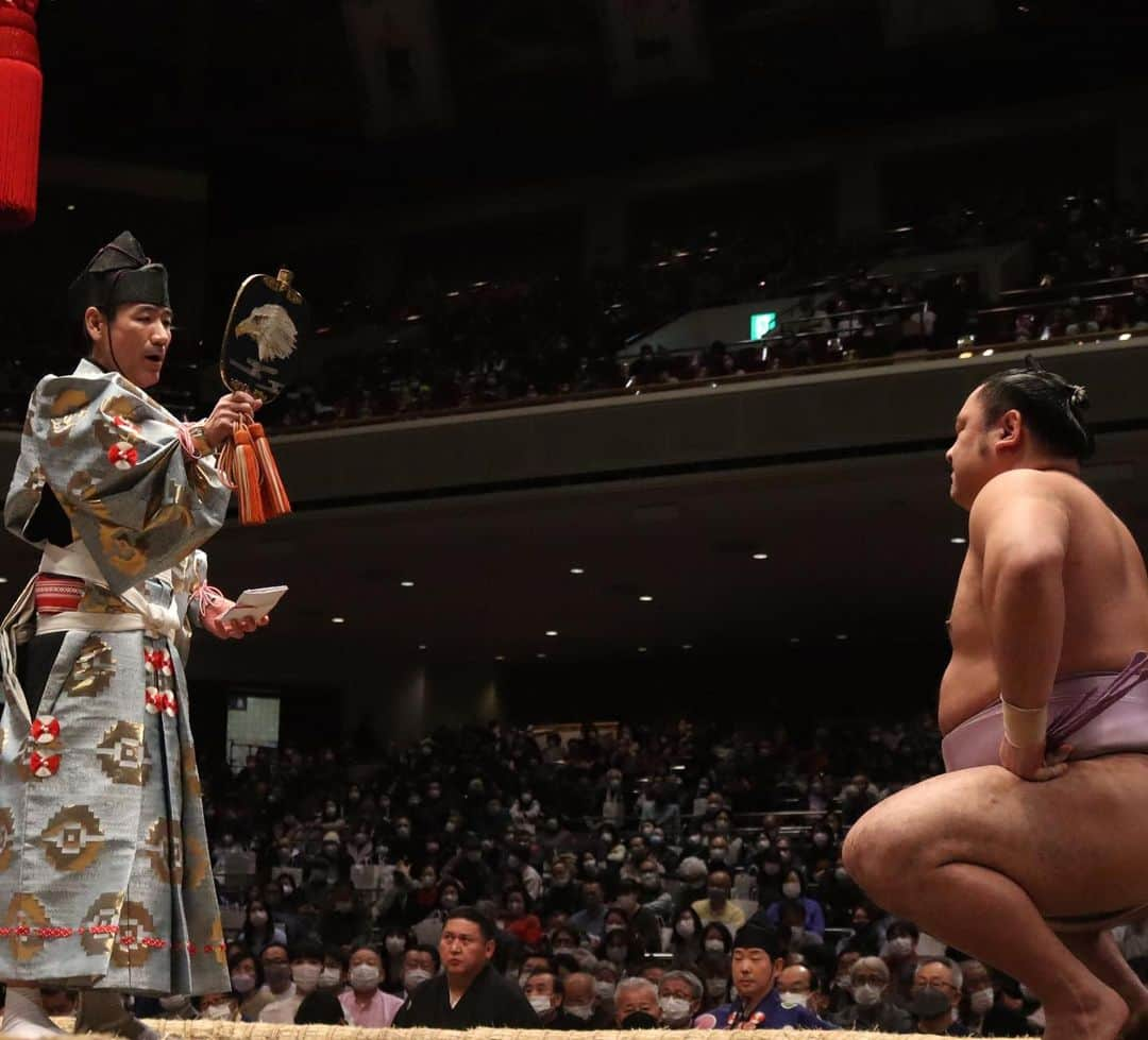 日本相撲協会さんのインスタグラム写真 - (日本相撲協会Instagram)「大相撲一月場所 八日目！ 全勝は御嶽海。 1敗で照ノ富士。  勝ち名乗り特集です。  @sumokyokai  #大相撲 #sumo #相撲 #力士 #お相撲さん #japanphoto #sumowrestlers #japanculture  #一月場所 #1月場所 #初場所 #東京 #両国 #照ノ富士 #御嶽海 #若隆景 #宇良　#正代　#霧馬山　#玉鷲　#千代丸　#琴恵光　#琴勝峰」1月16日 19時16分 - sumokyokai