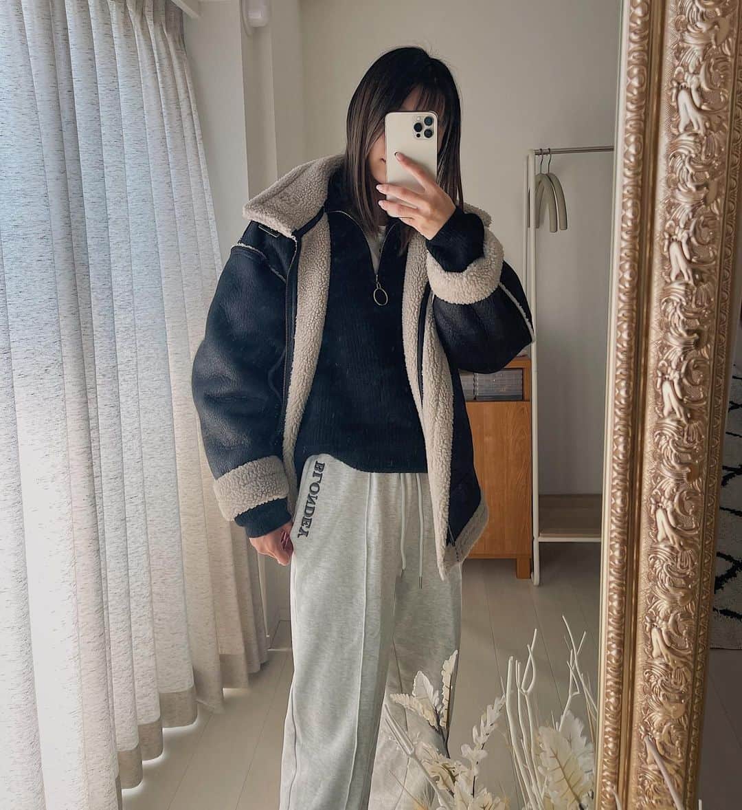 KANAMIのインスタグラム：「・ 上下超極暖を解禁しました🥴❄️ 寒い日はスウェットコーデがネ申🤟🏾  #最終兵器のカイロは #まだ未解禁 #上下超極暖って #室内入ると #後悔する時あり笑 #blondey #outfits #ootd」