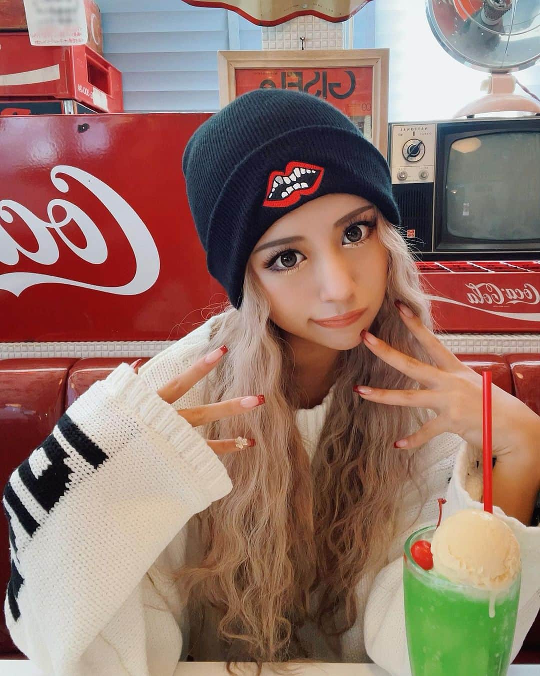 華のインスタグラム：「にちようび🌈🍓🦋🌿💫」