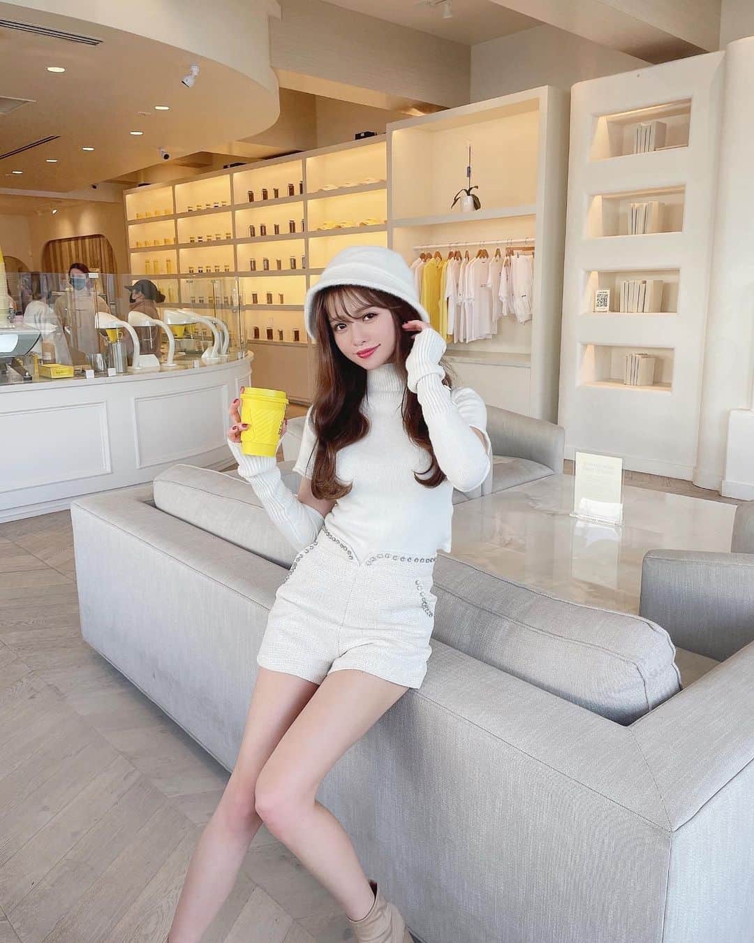 のインスタグラム：「𝐿𝒶 𝐿𝒶 𝐿𝒶𝓃𝒹🌼 　 Santa Monicaにあるお気に入りのカフェ☕️ 店内もテラスも本当に可愛すぎるの🥺 ドリンクメニューがかなり豊富でいつも迷ってしまう💓  この日は真っ白コーデ🐇🤍 バケハ @snidel_official  ニット&ショーパン @estela_select   This place is totally cute🥺 Great pastries and drinks and lovely outdoor space with a lots of seating. I like the wide selection of drinks.    そう言えば、少し髪を暗くしました🥰 お写真を撮る時だけマスクを外させて頂いてます😷  　   #ホワイトコーデ#ツイード#ショーパン#バケハ#バケットハット#オールホワイト#ワントーンコーデ#lalaland#lacafe#losangelescalifornia#losangelesmodels#losangeles_city#losangelesmodel」