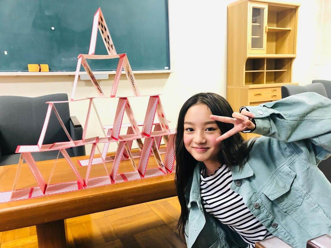 ニコ☆プチのインスタグラム：「📸  ユメナ作👏🏻🤍✨ トランプタワー‼︎‼︎♧♢♤♡   #飯尾夢奏 #うれしそうなユメナ😻😻」