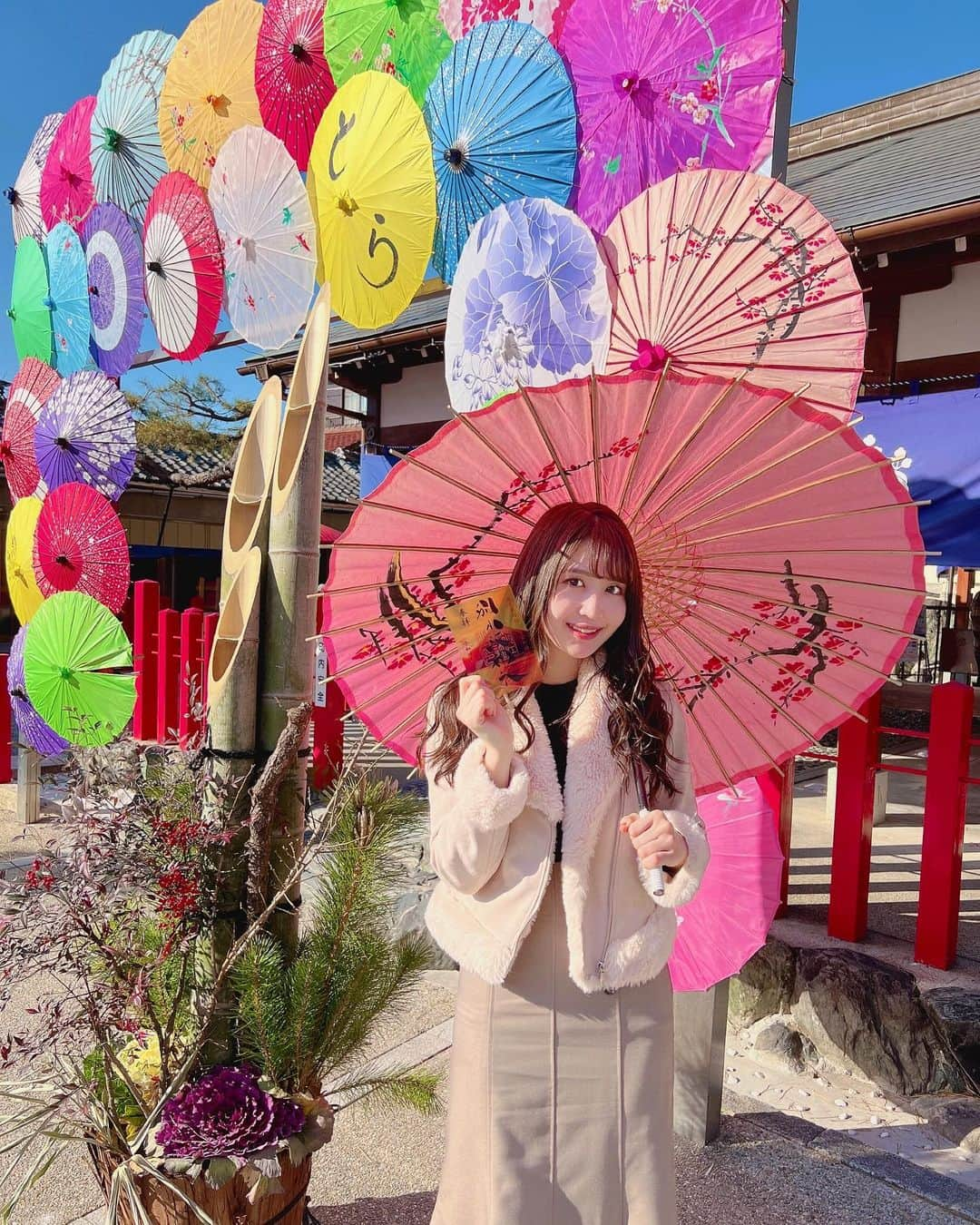 沢井里奈さんのインスタグラム写真 - (沢井里奈Instagram)「⠀ ⠀ 別小江神社⛩✨ 　 カラフルな和傘が華やかで とっても綺麗でした☂️💐 　 クリア御朱印も可愛かった📔🌸 　 　 #さわーコーデ 👗🌿 　 clothes♡ #Rirandture shoes♡ #DIANA bag♡ #ysl 　 　 #別小江神社 #さわー神社巡り」1月16日 19時45分 - sawairina