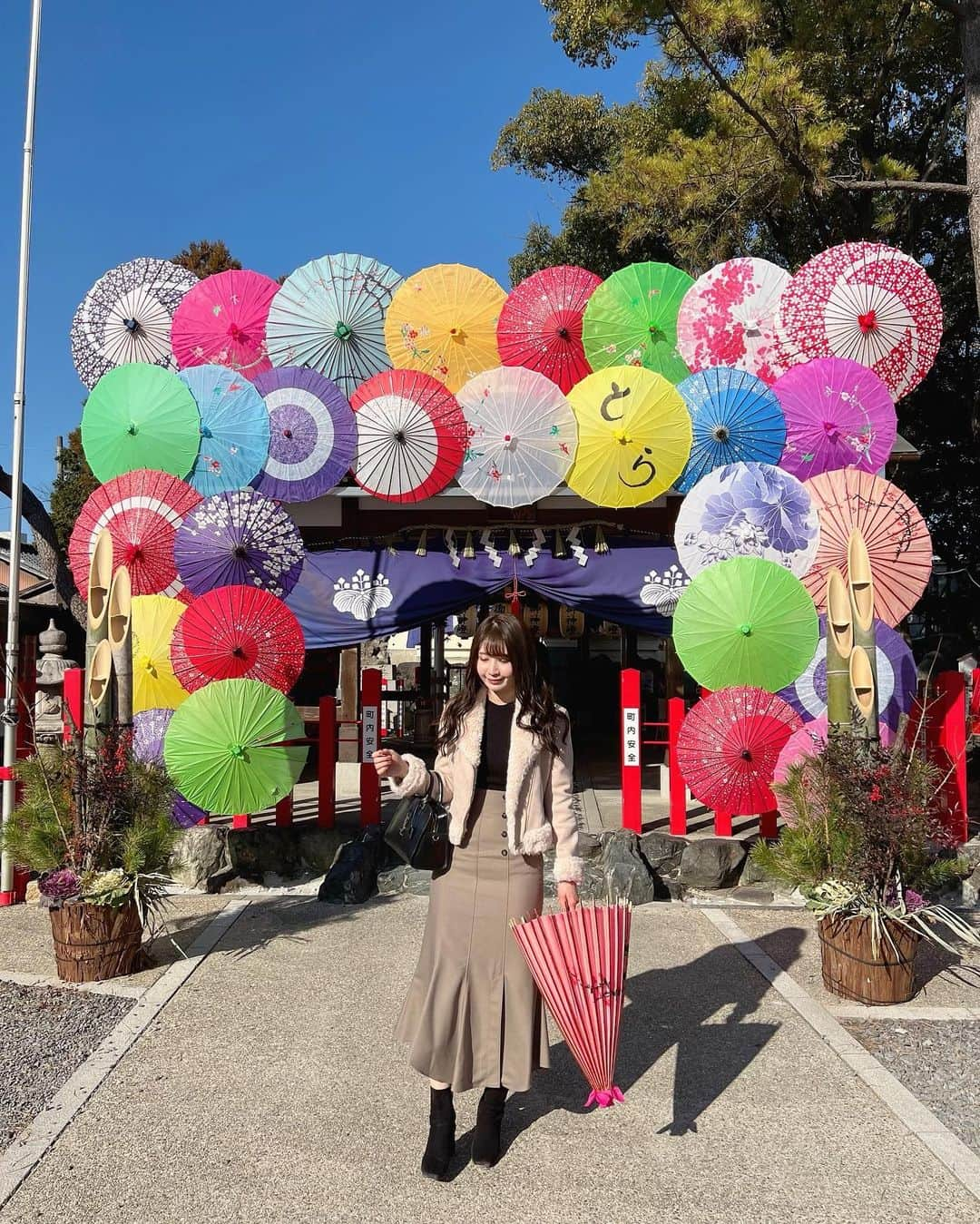 沢井里奈さんのインスタグラム写真 - (沢井里奈Instagram)「⠀ ⠀ 別小江神社⛩✨ 　 カラフルな和傘が華やかで とっても綺麗でした☂️💐 　 クリア御朱印も可愛かった📔🌸 　 　 #さわーコーデ 👗🌿 　 clothes♡ #Rirandture shoes♡ #DIANA bag♡ #ysl 　 　 #別小江神社 #さわー神社巡り」1月16日 19時45分 - sawairina