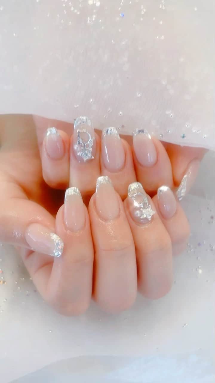 のインスタグラム：「New Nail♡  〜ミラーフレンチにDiorと輝きを載せて〜  料理名か！w  フレンチの形うますぎるよー幸せ💕  シンプルだけど、可愛いDiorの世界観を一本だけアクセントに♡  いつもとても早いのに仕上がりが可愛いeLNail✨  @elnailsalon ありがとうございます💕」