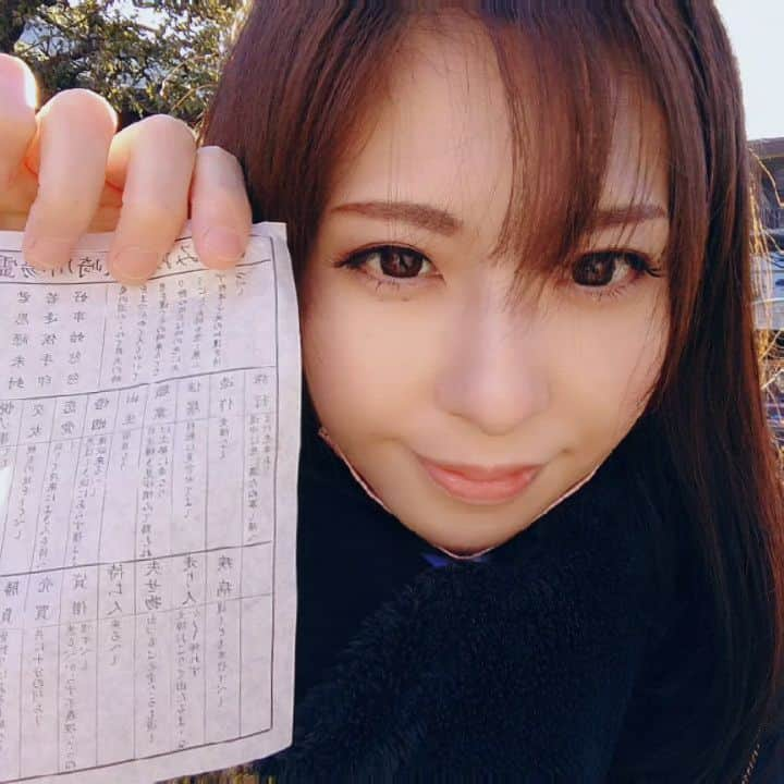 浅乃ハルミのインスタグラム：「初詣には行きました？ ７日は過ぎちゃったけどおみくじも引いてきたよ(^^) 今年もアダルトな画像インスタにものんびり更新していきま〜す!!  I went to a shrine to make wishes for this year.This year as well, I will post it on Instagram leisurely, including sexy images.  【Twitterでは インスタよりセクシーな限定動画や画像更新中〜ProfileからTwitterへ🤤🔞 Twitter limited my sexy video is being updated❤】  #チャットレディの日常 #チャットレディの休日 #チャットレディ浅乃ハルミ #平間寺 #川崎大師平間寺 #川崎大師 #初詣 #初詣2022 #おみくじ #おみくじ好き #焼き団子 #焼き団子🍡 #aj1 #aj1shadow #エアジョーダン1 #シャドー   ※プロフィールからTwitterに飛ぶ際アダルト閲覧注意画像や動画投稿中のせいでセンシティブ表示出ます〜許して!笑」