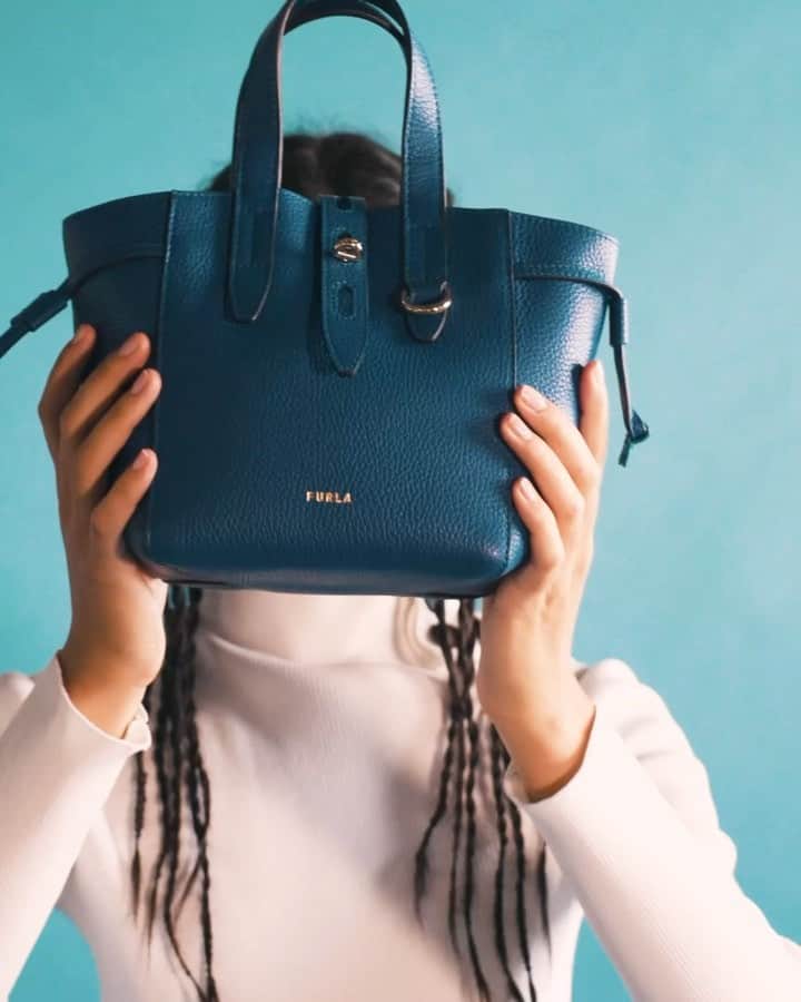 フルラのインスタグラム：「Shift your focus with the help of the Furla Net.  #FurlaFun #newcollection #furla #accessories #fashion」