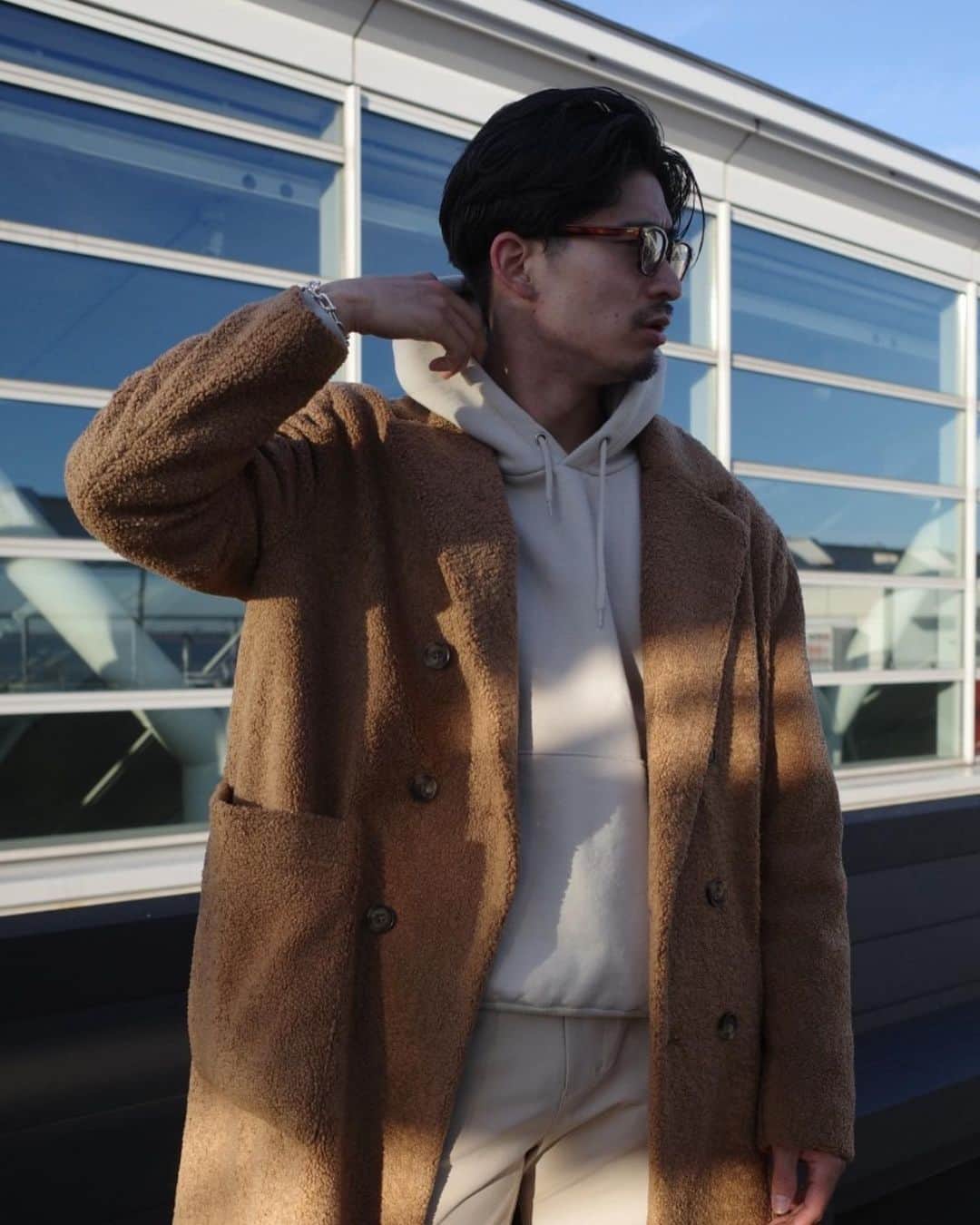Kensukeのインスタグラム：「茶色いコーデスタイル パーカーの紐の左右差気にしないで」