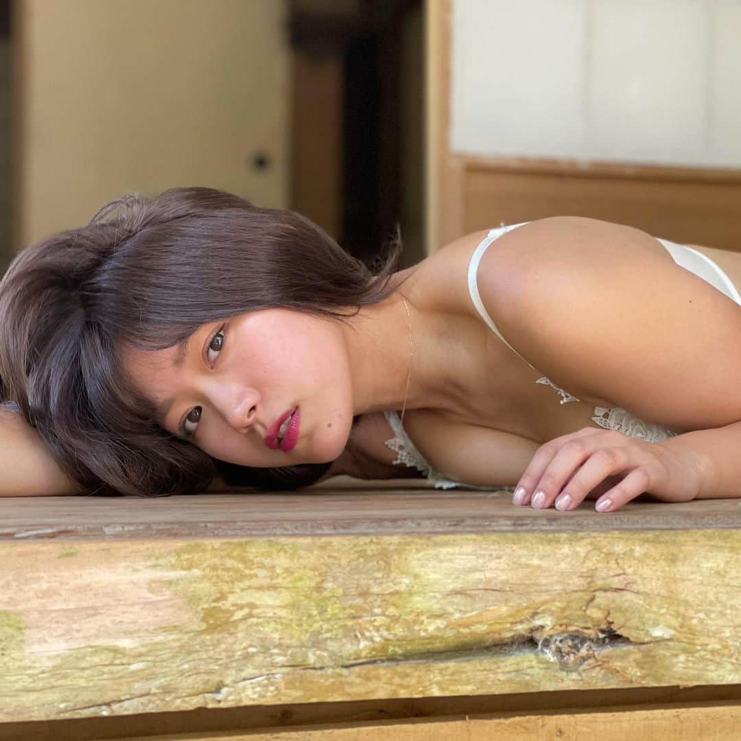 山内鈴蘭さんのインスタグラム写真 - (山内鈴蘭Instagram)「大人になりたい一心です🤭🤍🤍 ． 古民家での一枚📷 無加工なのにとっても綺麗に撮れててお気に入りの一枚です⭐︎ ． 実はこのランジェリーはあるシュチュエーションからこの姿になります🥰 ． 2nd DVD【Lily:set】 1月28日発売っ！！ 楽しみにしててねっ💗 ． ． ． #DVD #グラビア #Lilyset #水着 #ランジェリー #奄美大島 #せごどん #下着 #ゴルフ女子 #ゴルフ好き #gorurun」1月16日 20時49分 - xxsuzuranxx