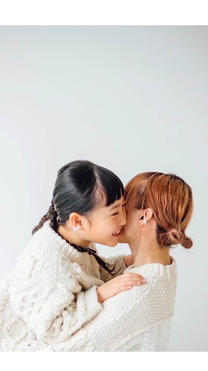 のインスタグラム：「写真データが来たー♡   2年生のお友達が 手を繋ぐのが恥ずかしい〜と言い出したようで  もう手を繋いだり、抱っこ〜ってくっついてきてくれたりするのも長くないのかも。。と思うと もっともっとベタベタしておかないとなぁ😢 と寂しくなってしまった‥‥   こんなこと思ってるのに 昨日は雷落としてしまって反省！ （ピアノの練習になると毎度のように喧嘩している😂）  重い〜って言わずに もっともっと抱っこもおんぶもしてあげよ♡もっともっと毎日を大切にしよう。 抱っこするといつもめちゃくちゃ嬉しそうな顔してくれるんだ🥺」