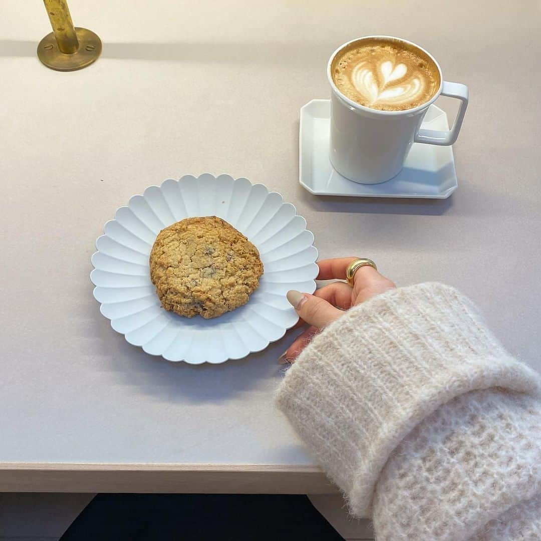 あみさんのインスタグラム写真 - (あみInstagram)「. . .  ︴𝑘𝑎𝑙𝑚 , 𝑜𝑦𝑎𝑚𝑎𝑑𝑎𝑖 𝑐𝑎𝑓𝑒 ☕️  * oder menu  cafe latte（hot） ¥550 cafe latte（ice） ¥550 oatmeal cookie ¥280 cheese terrine ¥550  行きたかったカフェやってなくて隣の駅まで歩いて見つけたカフェ 𓂃𓈒𓏸  可愛くて落ち着いた雰囲気で居心地良かったな🤍  オートミールクッキー初めて食べたんだけど 本当に美味しかった ⍢  まわりはサクサクなんだけどまんなかの方は ちょっとねっとりした感じですごい好きな感じ♡’-   また食べたいっー!!! （ 家で作れないかなあ ~笑 ）  . . . #kalm #kalmcafe #尾山台 #尾山台カフェ #九品仏 #九品仏カフェ #自由ヶ丘カフェ#東京カフェ #淡色カフェ #カフェラテ #ラテアート #オートミールクッキー #チーズテリーヌ」1月16日 21時02分 - ami___nmo