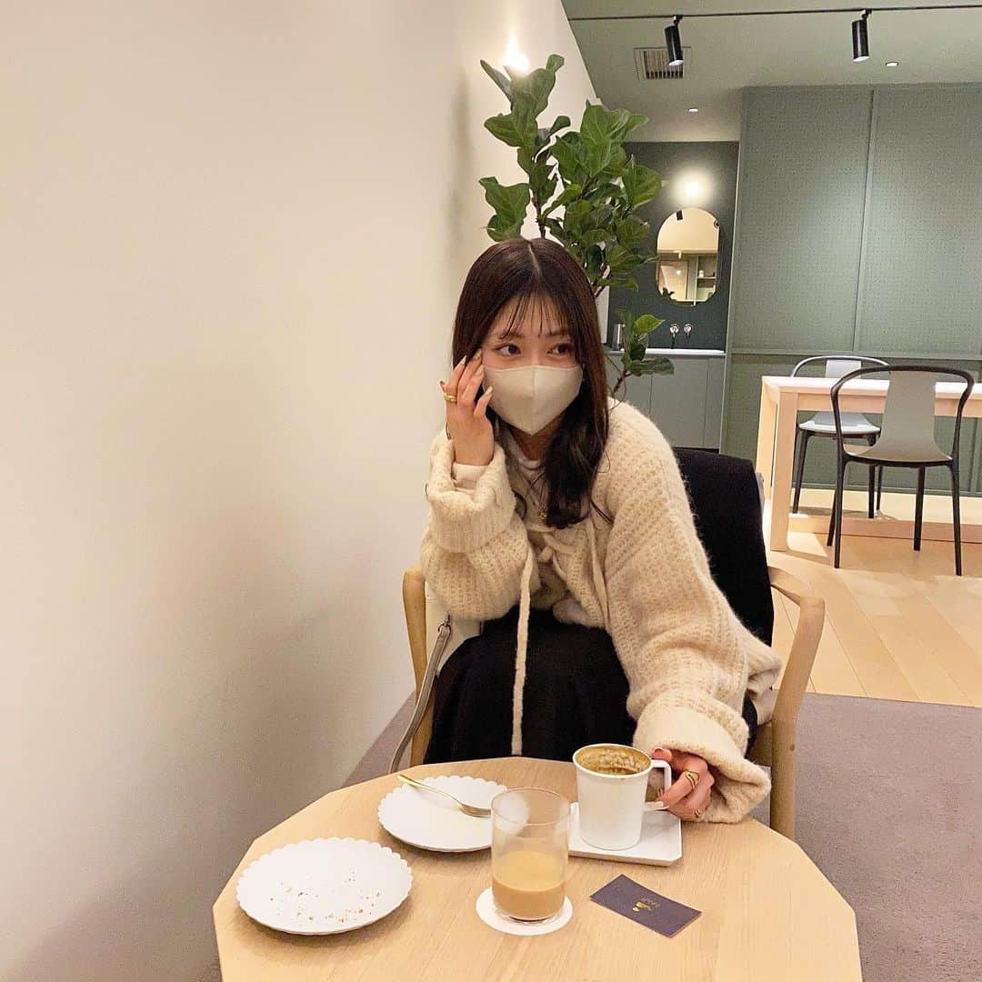 あみさんのインスタグラム写真 - (あみInstagram)「. . .  ︴𝑘𝑎𝑙𝑚 , 𝑜𝑦𝑎𝑚𝑎𝑑𝑎𝑖 𝑐𝑎𝑓𝑒 ☕️  * oder menu  cafe latte（hot） ¥550 cafe latte（ice） ¥550 oatmeal cookie ¥280 cheese terrine ¥550  行きたかったカフェやってなくて隣の駅まで歩いて見つけたカフェ 𓂃𓈒𓏸  可愛くて落ち着いた雰囲気で居心地良かったな🤍  オートミールクッキー初めて食べたんだけど 本当に美味しかった ⍢  まわりはサクサクなんだけどまんなかの方は ちょっとねっとりした感じですごい好きな感じ♡’-   また食べたいっー!!! （ 家で作れないかなあ ~笑 ）  . . . #kalm #kalmcafe #尾山台 #尾山台カフェ #九品仏 #九品仏カフェ #自由ヶ丘カフェ#東京カフェ #淡色カフェ #カフェラテ #ラテアート #オートミールクッキー #チーズテリーヌ」1月16日 21時02分 - ami___nmo