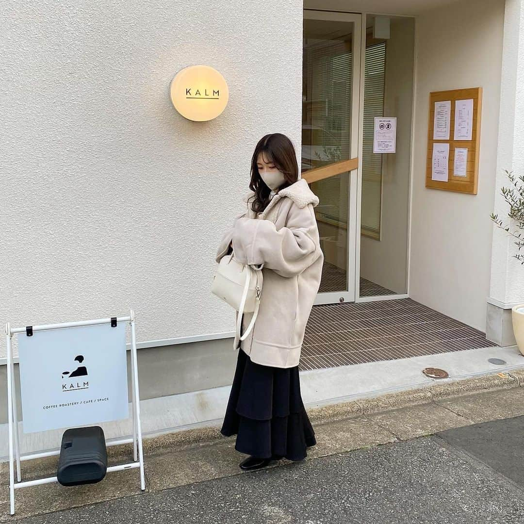 あみさんのインスタグラム写真 - (あみInstagram)「. . .  ︴𝑘𝑎𝑙𝑚 , 𝑜𝑦𝑎𝑚𝑎𝑑𝑎𝑖 𝑐𝑎𝑓𝑒 ☕️  * oder menu  cafe latte（hot） ¥550 cafe latte（ice） ¥550 oatmeal cookie ¥280 cheese terrine ¥550  行きたかったカフェやってなくて隣の駅まで歩いて見つけたカフェ 𓂃𓈒𓏸  可愛くて落ち着いた雰囲気で居心地良かったな🤍  オートミールクッキー初めて食べたんだけど 本当に美味しかった ⍢  まわりはサクサクなんだけどまんなかの方は ちょっとねっとりした感じですごい好きな感じ♡’-   また食べたいっー!!! （ 家で作れないかなあ ~笑 ）  . . . #kalm #kalmcafe #尾山台 #尾山台カフェ #九品仏 #九品仏カフェ #自由ヶ丘カフェ#東京カフェ #淡色カフェ #カフェラテ #ラテアート #オートミールクッキー #チーズテリーヌ」1月16日 21時02分 - ami___nmo