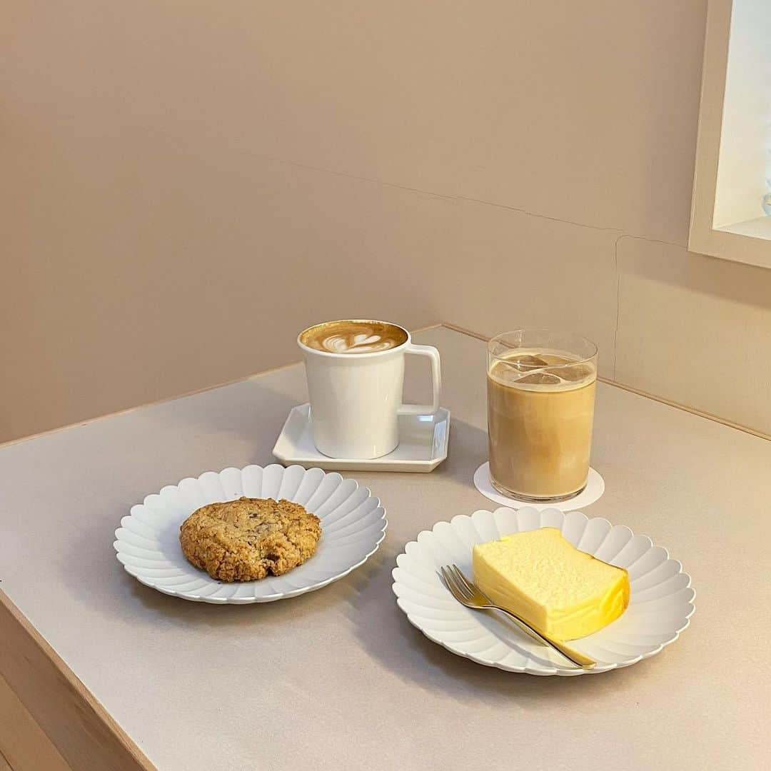 あみさんのインスタグラム写真 - (あみInstagram)「. . .  ︴𝑘𝑎𝑙𝑚 , 𝑜𝑦𝑎𝑚𝑎𝑑𝑎𝑖 𝑐𝑎𝑓𝑒 ☕️  * oder menu  cafe latte（hot） ¥550 cafe latte（ice） ¥550 oatmeal cookie ¥280 cheese terrine ¥550  行きたかったカフェやってなくて隣の駅まで歩いて見つけたカフェ 𓂃𓈒𓏸  可愛くて落ち着いた雰囲気で居心地良かったな🤍  オートミールクッキー初めて食べたんだけど 本当に美味しかった ⍢  まわりはサクサクなんだけどまんなかの方は ちょっとねっとりした感じですごい好きな感じ♡’-   また食べたいっー!!! （ 家で作れないかなあ ~笑 ）  . . . #kalm #kalmcafe #尾山台 #尾山台カフェ #九品仏 #九品仏カフェ #自由ヶ丘カフェ#東京カフェ #淡色カフェ #カフェラテ #ラテアート #オートミールクッキー #チーズテリーヌ」1月16日 21時02分 - ami___nmo