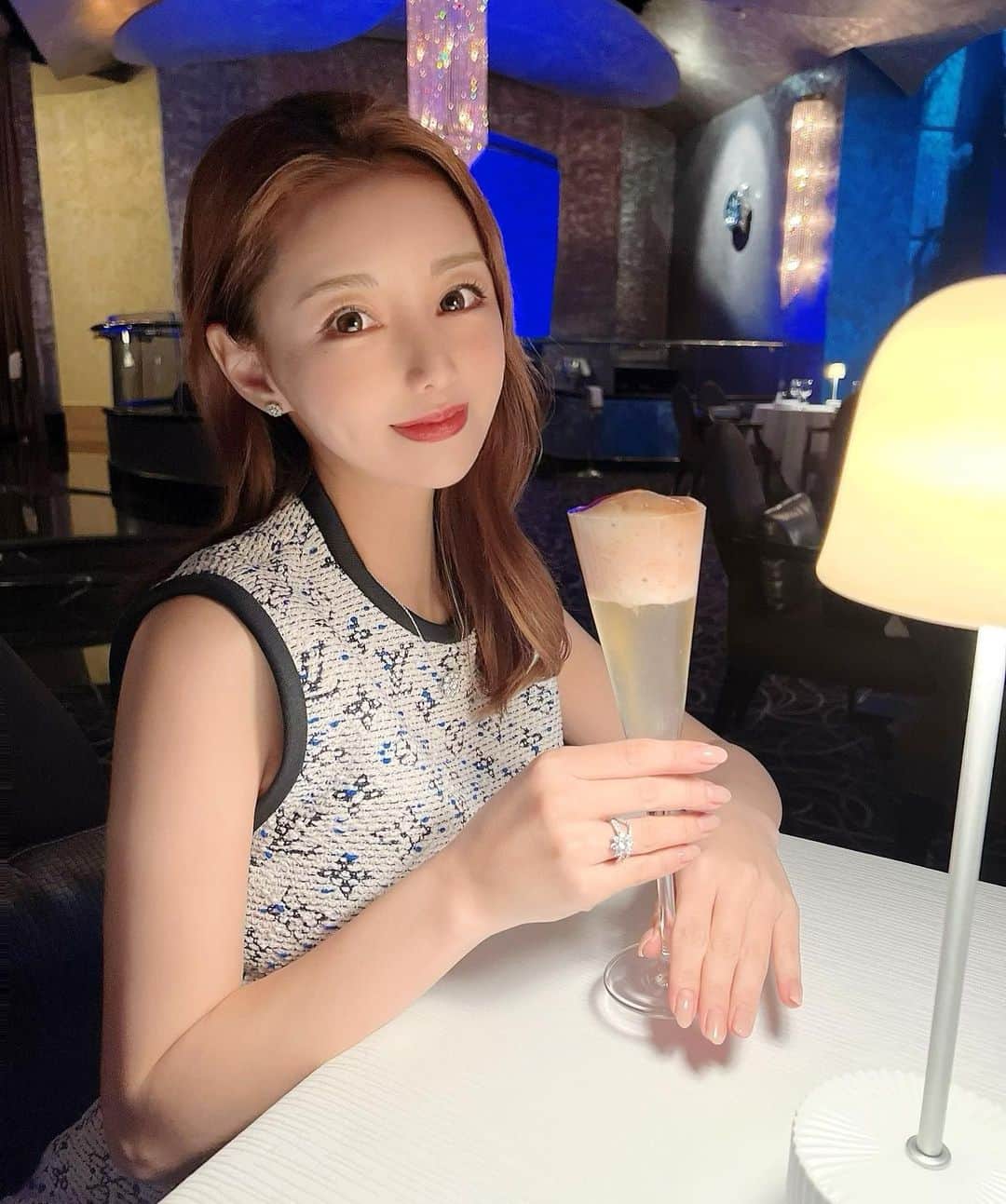 のインスタグラム：「Ossiano is one of the best seafood restaurants in Dubai 🐠 I compared eating caviar🦈💞 All the spaces were romantic and gorgeous✨ 、 、 、 いくつもの賞を受賞してるオシアノ🐠 鮫を見ながらキャビア食べた🦈💞 、 、 、 #dubai #dubaifood #ossianodubai #ossianoatlantis #aquariumrestaurant #オシアノ #ドバイレストラン #水中レストラン #キャビア #サメコーデ #タビジョ」