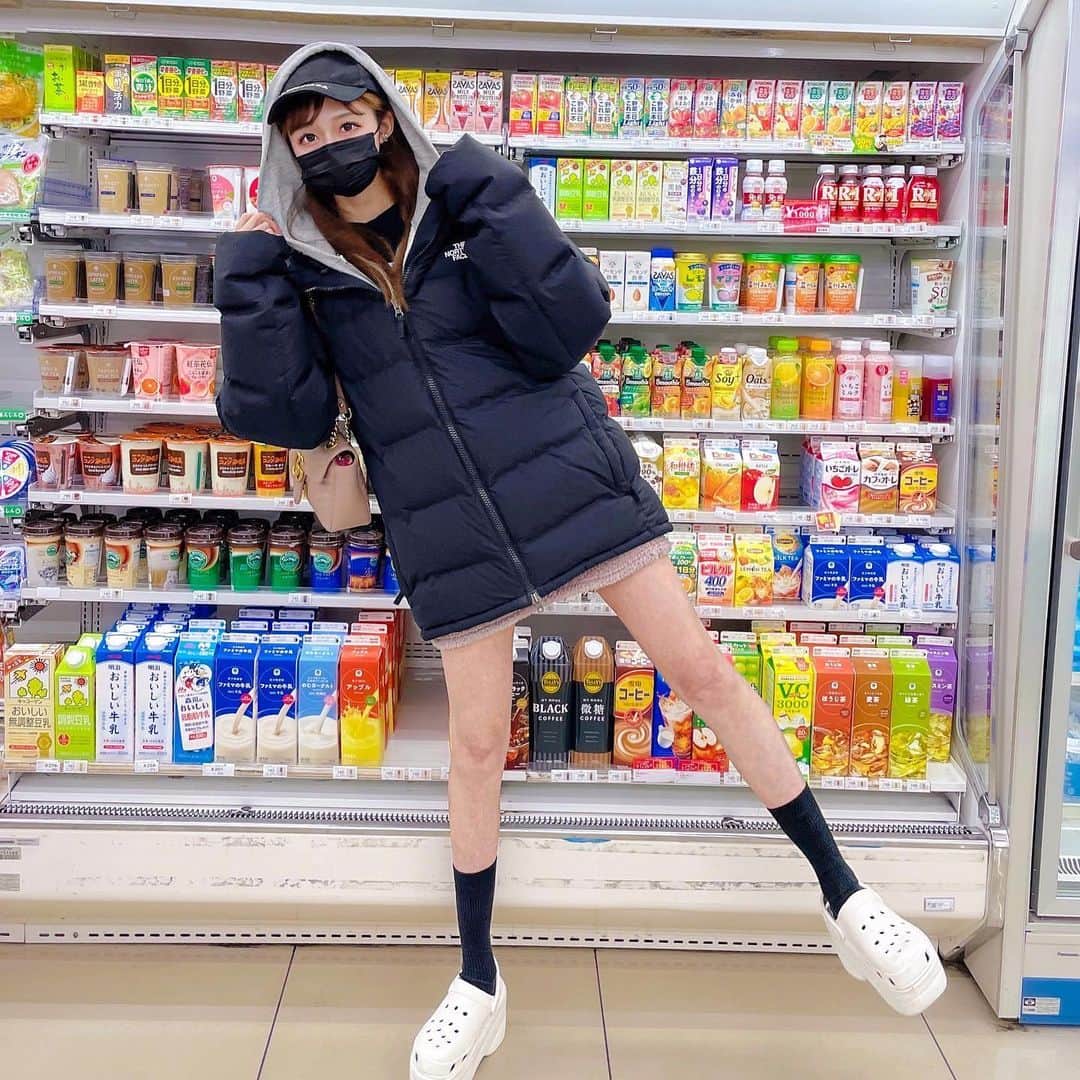 あやちゃんさんのインスタグラム写真 - (あやちゃんInstagram)「コンビニで買い物〜🥤 今日から発売した サクッと履けるシューズ🤍 @avectoi_official_ から出したよ✨ 厚底だから脚長効果抜群だし軽くて 最近めちゃくちゃ履いてる🤣 ちなみに夏はもちろん冬にも靴下に合わせて履くの韓国ではやっててカジュアルコーデ、ラフコーデに合わせるとめちゃかわなのʚ̴̶̷̆ ̯ʚ̴̶̷̆🤍 #ラフコーデ #カジュアルコーデ #カジュアルファッション #韓国ファッション #韓国コーデ #パーカーコーデ #パーカー女子 #厚底スニーカー #厚底ブーツ #厚底クロックス  #コンビニ #コンビニスイーツ」1月16日 21時27分 - aya.you.love.r