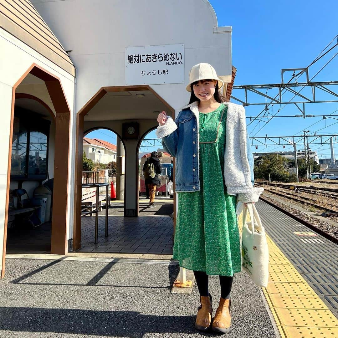 小田飛鳥さんのインスタグラム写真 - (小田飛鳥Instagram)「10歳頃に家族で行った事があるそうなのだけど、殆ど記憶に無い銚子電鉄へ🛤 ネタと映えの宝庫！ #銚子 #銚子電鉄 #白いポスト #犬吠埼 #犬吠埼灯台 #岩下の新生姜 #まずい棒 #プレミアムぬれ煎餅」1月16日 21時40分 - asuka_oda_0320