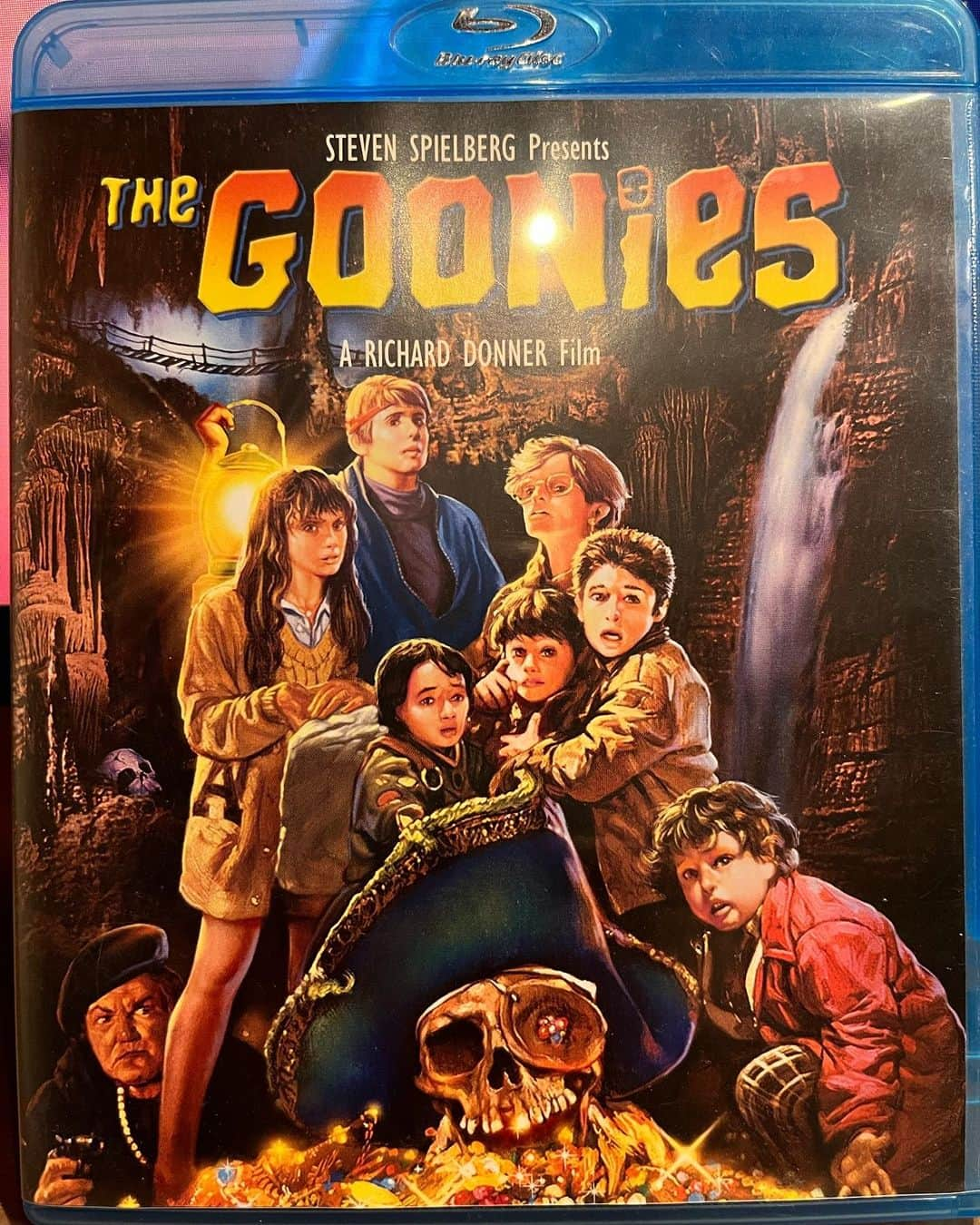 祖父江大輔のインスタグラム：「#goonies #thegoonies #名作#1985#アメリカ#seanastin #マイキー#ショーンアスティ #海賊#少年心 @hijiri138 感謝です🇺🇸🗽 初代マイキー卍」